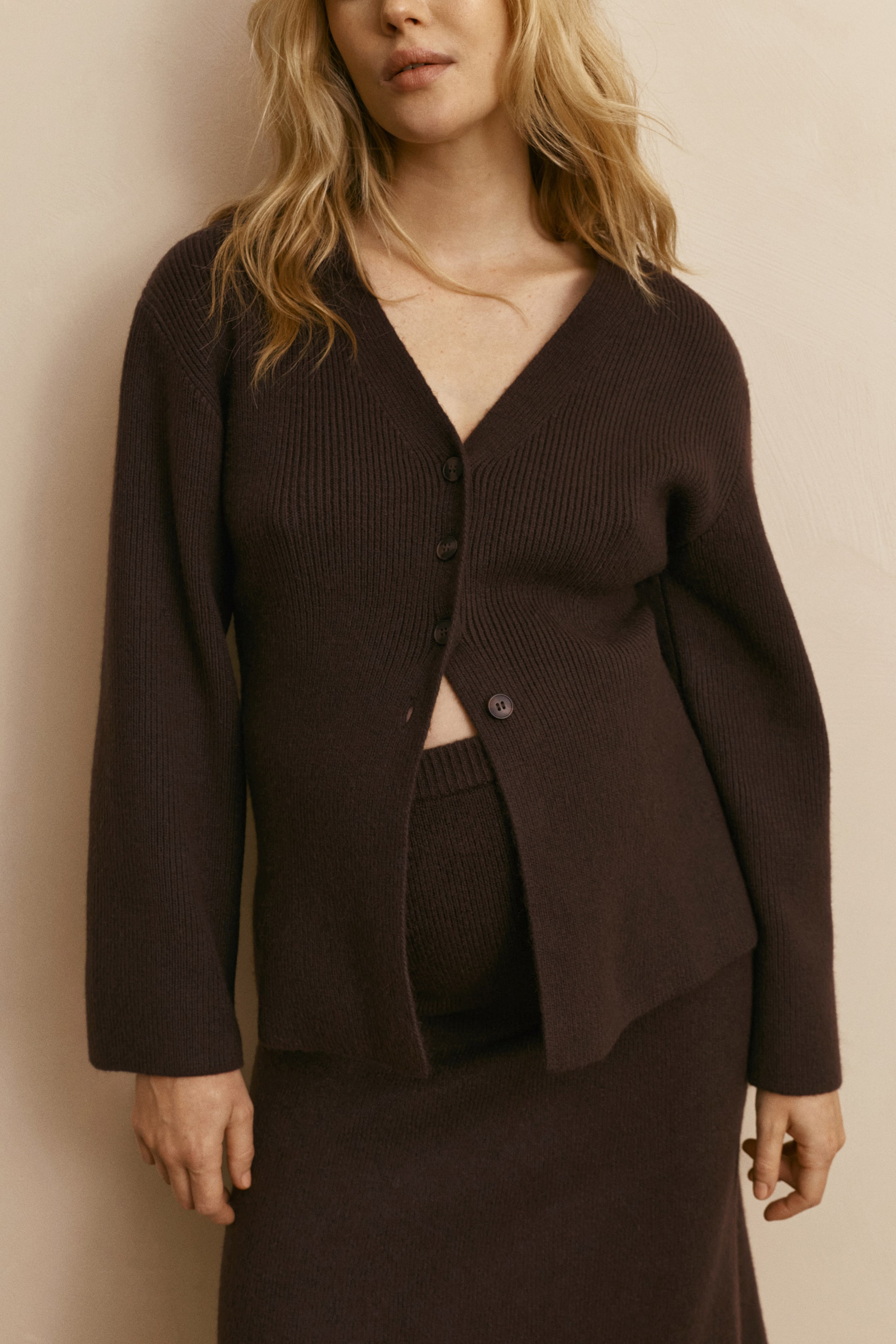 Prikaži veću sliku: MAMA Džemper na kopčanje od rebrastog pletiva - Tamnosmeđa - Ladies | H&M RS 1