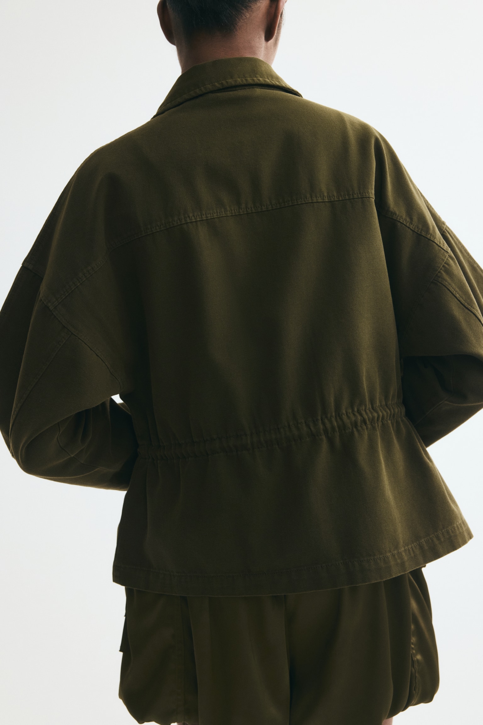 Женская куртка H&M Drawstring-Detail Utility, цвет: Хаки зелёный — фото 5