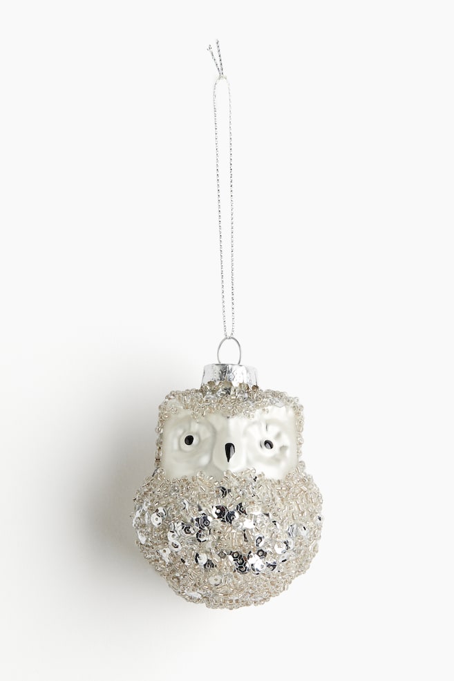 Décoration de Noël en verre - Argenté/hibou/Beige foncé/maison/Beige foncé/croissant/Argenté/cafetière italienne/Blanc/moufle/Doré/pomme de pin/Blanc/patin/Doré/bottes/Doré/champignon/Rouge/pomme/Vert/sapin de Noël/Doré/bonnet à pompon/Doré/bonhomme en pain d'épices/Rouge/maison/Doré/téléphérique/Argenté/boîte de caviar/Doré/skis/Argenté/cygne/Transparent/verre de vin/Rouge/chocolat chaud/Argenté/tasse à café/Doré/vin pétillant/Argenté/ours polaire/Doré/champignon/Doré/sapin de Noël - 1
