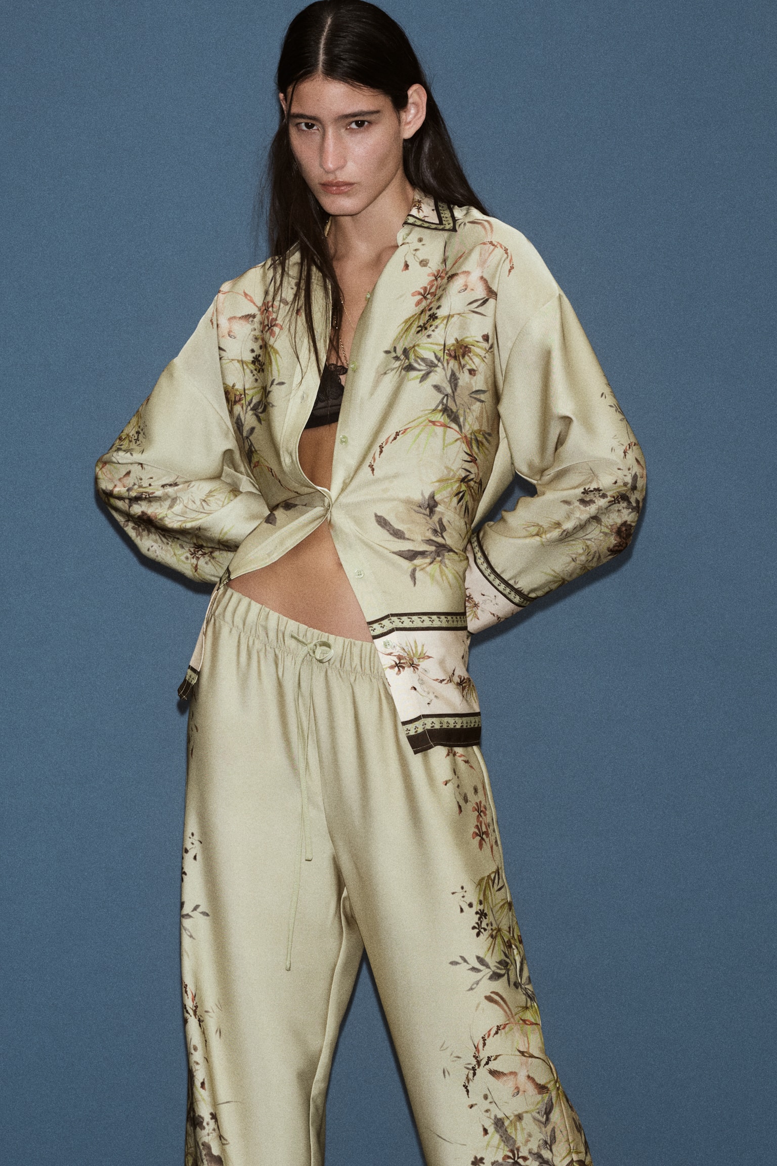 Женская рубашка H&M Oversized Patterned, цвет: Светлый пыльный зелёный — фото 4