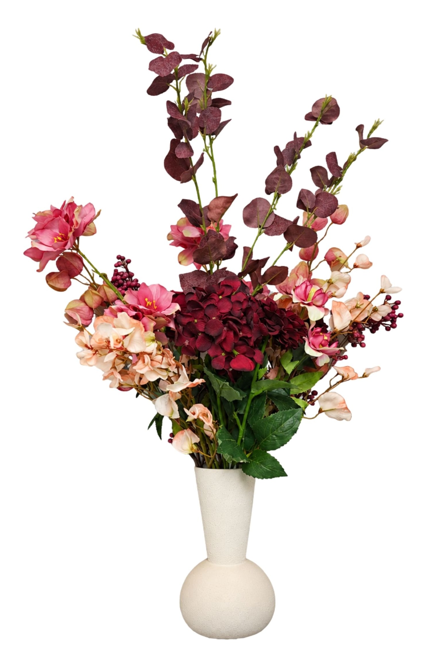 Ein floraler Blumenstrauß steht in einer strukturierten, cremeweißen Keramikvase mit bauchigem Sockel und schmal zulaufendem Hals. Das nach vorne ausgerichtete Arrangement zeigt eine Mischung aus tief burgunderfarbenen Hortensien, hellrosa und pfirsichfarbenen Blüten, dunkelvioletten Beerenrispen sowie hohen Stielen mit dunkelpflaumenfarbenen Blättern, die nach oben streben.