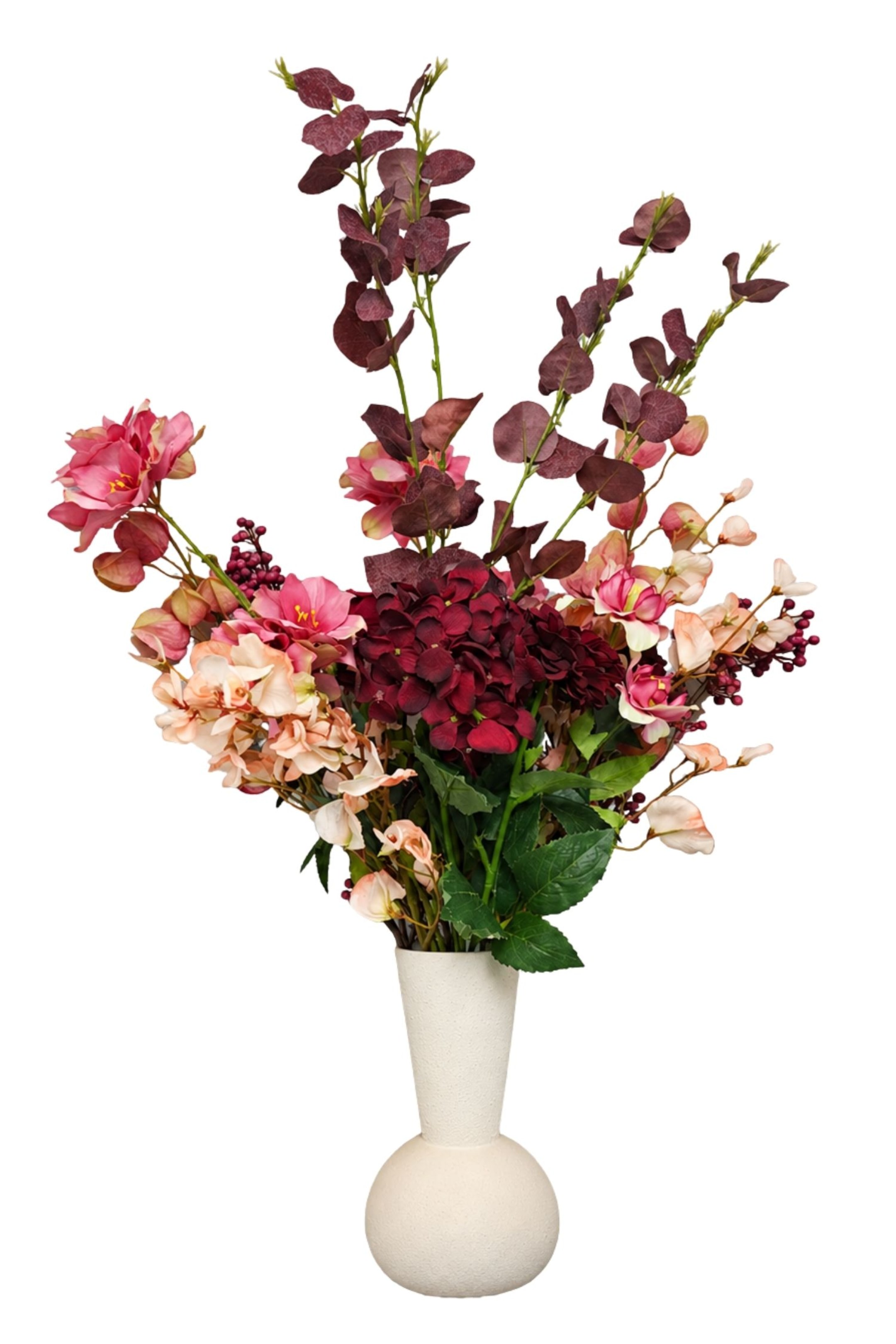 Agrandir l'image: Un bouquet floral est disposé dans un vase en céramique texturée blanc cassé, doté d’une base bulbeuse et d’un col effilé. La composition, orientée de face, présente un mélange d’hortensias bordeaux profond, de fleurs rose pâle et pêche, de grappes de baies violet foncé, ainsi que de hautes tiges ornées de feuilles couleur prune foncé qui s’élèvent vers le haut.