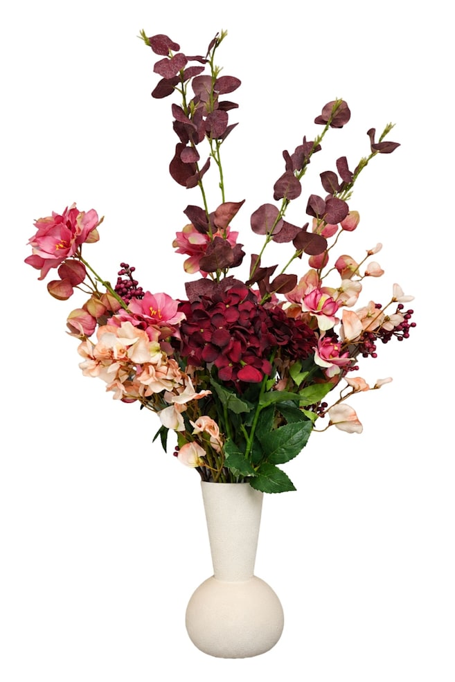 Ein florales Bouquet steht in einer strukturierten, cremeweißen Keramikvase mit bauchigem Sockel und schmal zulaufendem Hals. Das nach vorne ausgerichtete Arrangement zeigt eine Mischung aus tief burgunderfarbenen Hortensien, hellrosa und pfirsichfarbenen Blüten, dunkelvioletten Beerenbüscheln und hohen Stielen mit dunkelpflaumenfarbenen Blättern, die nach oben ragen. - 1