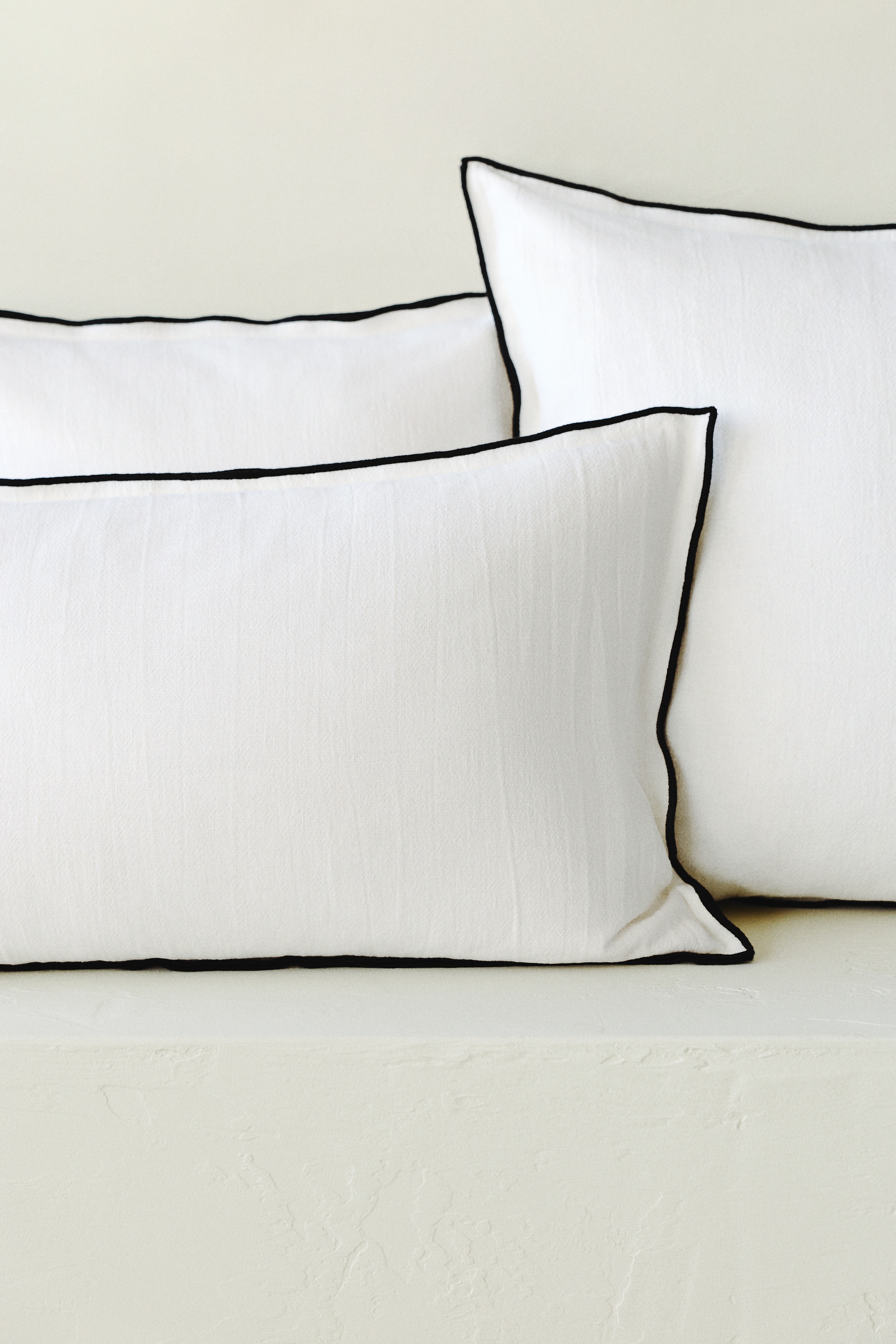 Linen-blend cushion cover - White/Light beige