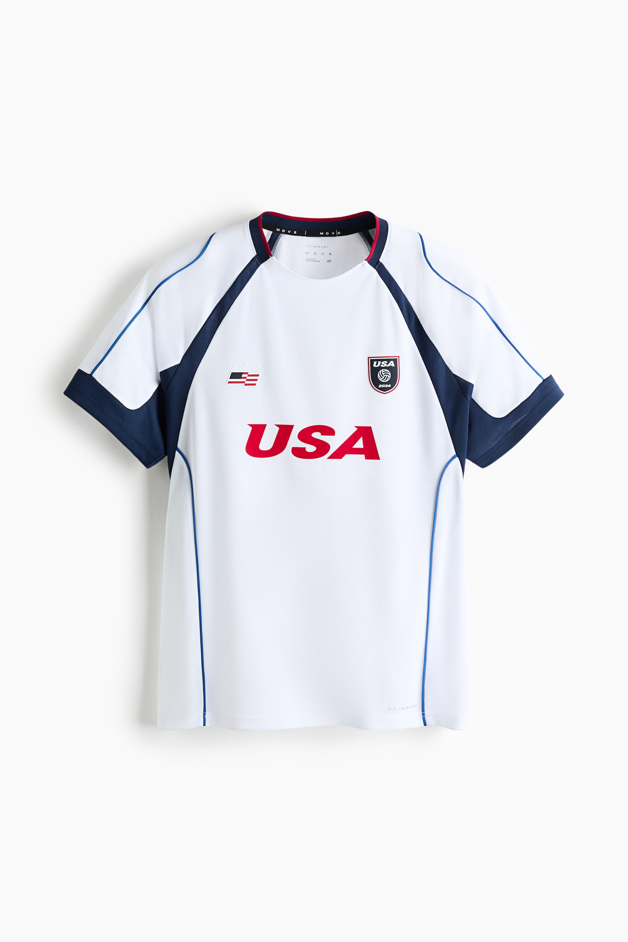 Voir une image plus grande: Un maillot de sport blanc est orienté vers l'avant, avec un col rond orné de bordures rouges et bleues et des panneaux bleu foncé s'étendant du col jusqu'aux aisselles. Un fin passepoil bleu souligne ces panneaux et descend également le long des côtés, tandis que la poitrine affiche "USA" en lettres majuscules rouges, un petit emblème rectangulaire rayé à gauche, et un emblème en forme de bouclier avec "USA" et "2024" à droite.