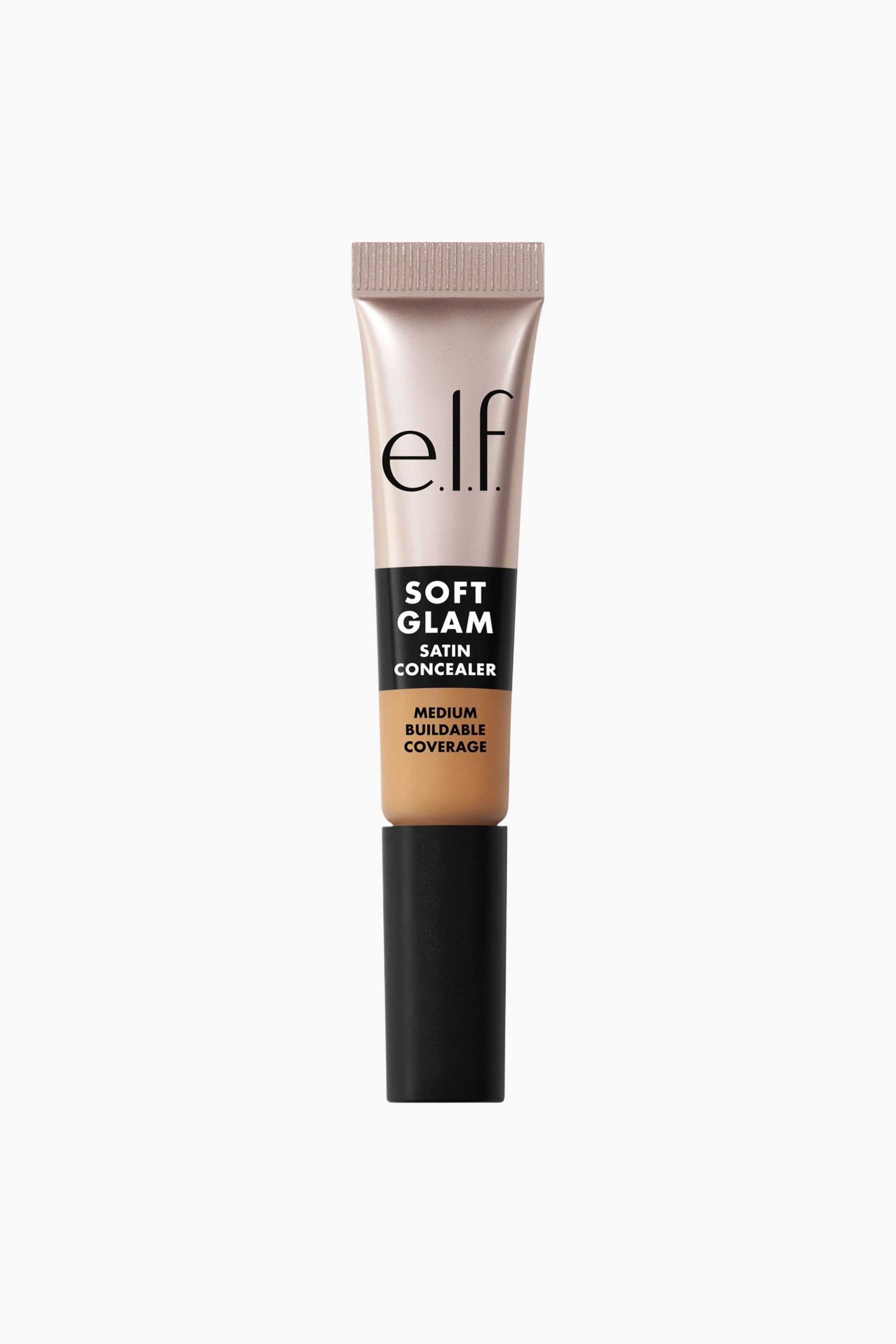 Vis større bilde: En e.l.f. Soft Glam Satin Concealer-tube står oppreist. Dens lyse roségullfargede øvre del, med fine horisontale riller øverst, viser teksten 'e.l.f.' og 'Soft Glam Satin Concealer'. Tuben går over i en middels tan-nyanse på nedre del, hvor teksten 'Medium Buildable Coverage' vises, og et matt svart lokk dekker bunnen.