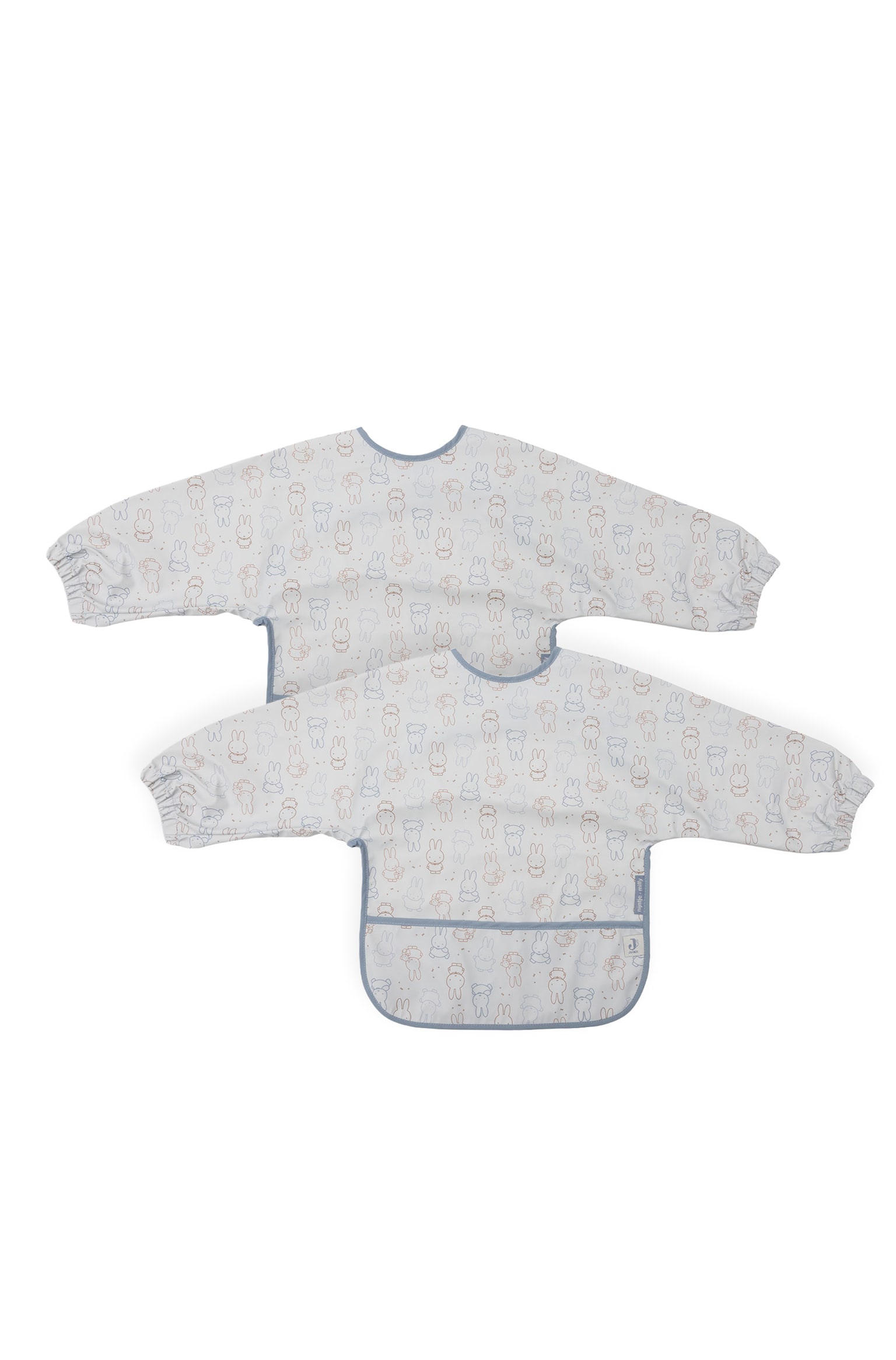 Twee baby-sloven met lange mouwen worden van voren getoond, met een all-over cartoonkonijnenprint in lichtblauw en beige. Beide sloven hebben elastische manchetten en blauwe afwerking, waarbij de voorste slob een brede opvangzak aan de onderzoom heeft.