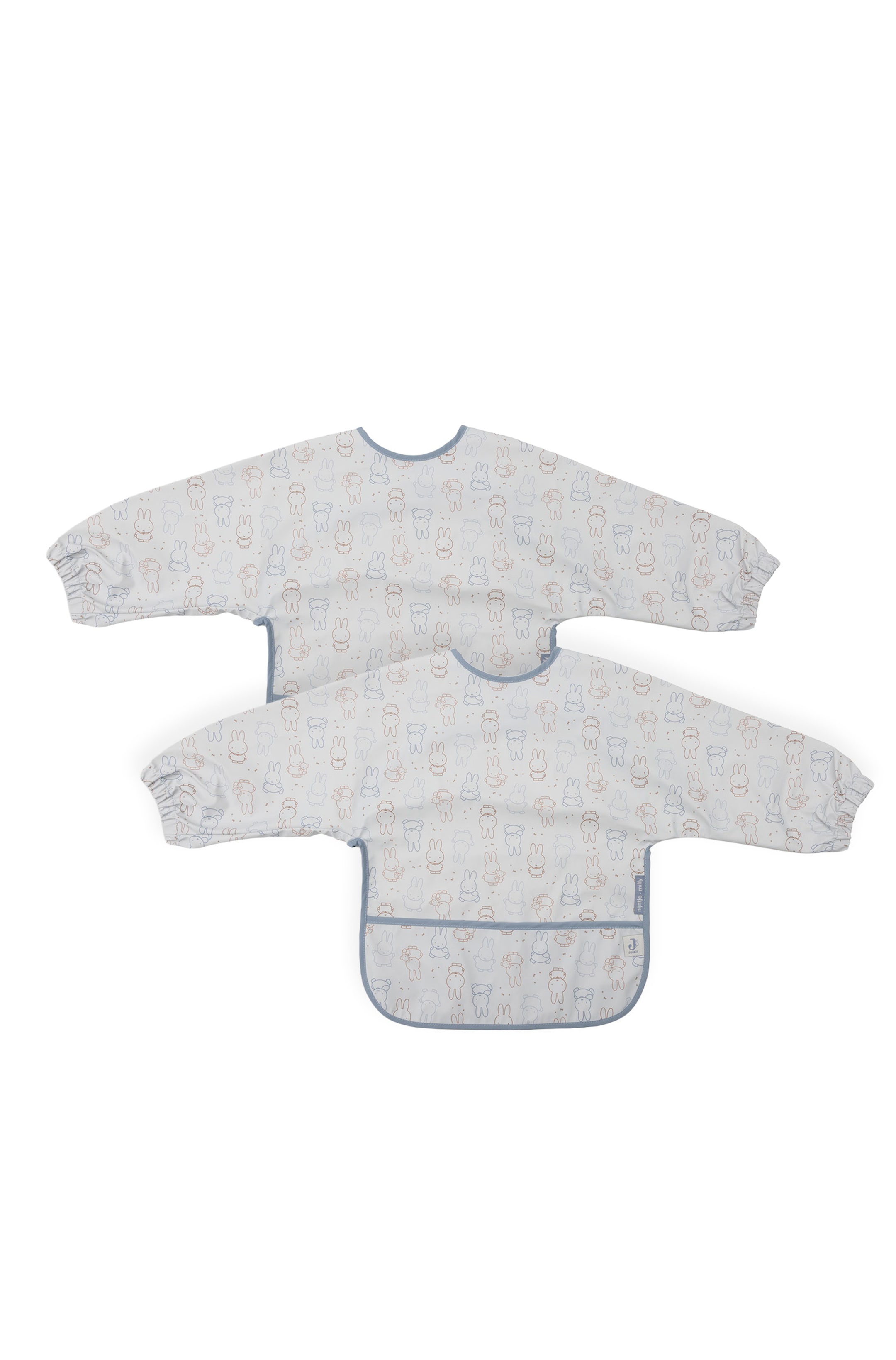 Grotere afbeelding bekijken: Twee baby-sloven met lange mouwen worden van voren getoond, met een all-over cartoonkonijnenprint in lichtblauw en beige. Beide sloven hebben elastische manchetten en blauwe afwerking, waarbij de voorste slob een brede opvangzak aan de onderzoom heeft.