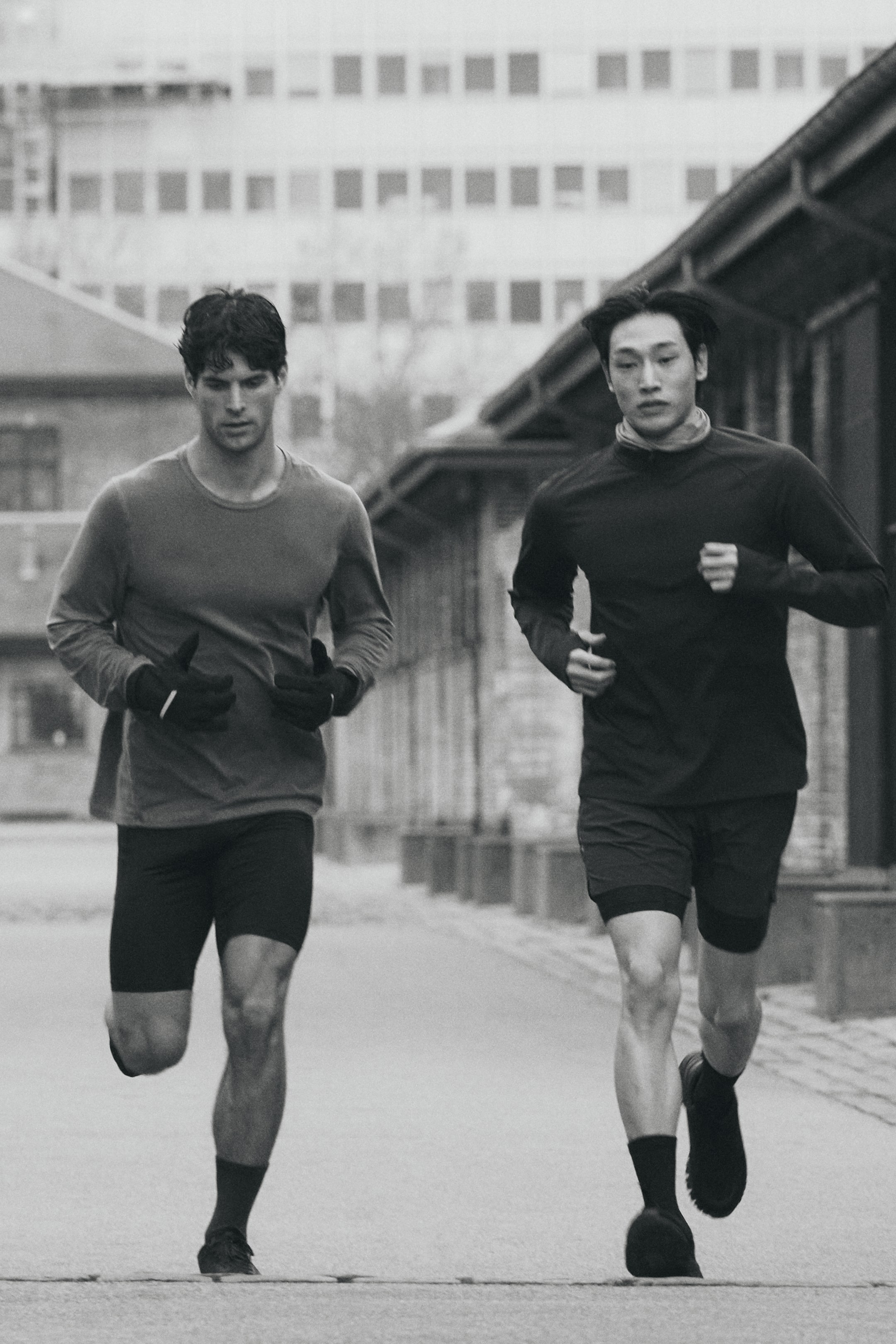 הצגת תמונה גדולה יותר: חולצת ספורט עם שרוולים ארוכים Regular Fit DryMove™ - אפור כהה - Men | H&M IL 3