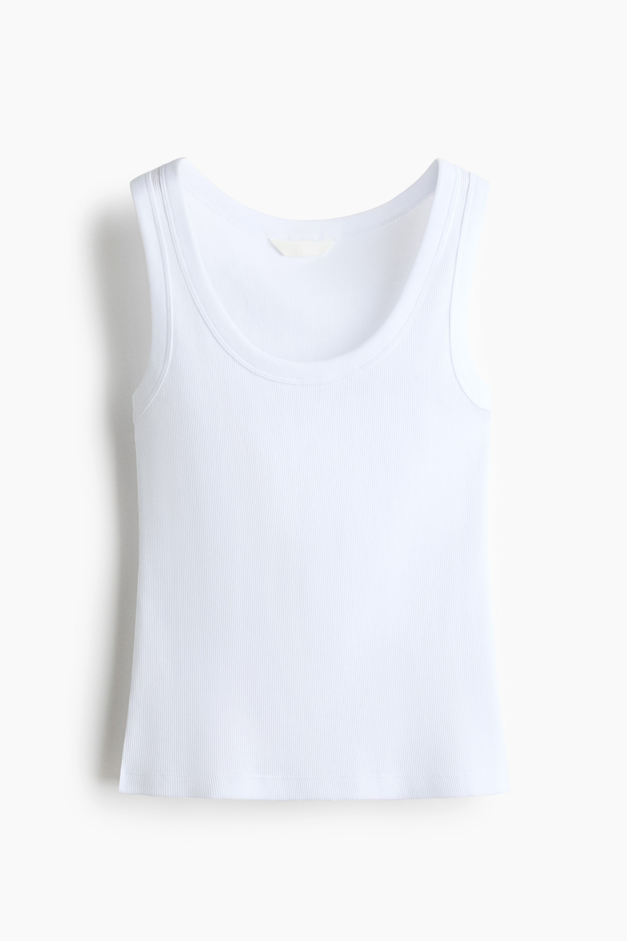 Xem ảnh lớn hơn: Một áo tank top ôm sát màu trắng bằng vải cotton jersey gân đang được chụp ở góc nhìn chính diện, làm nổi bật cổ khoét tròn và thiết kế không tay. Trang phục có bề mặt gân mịn xuyên suốt và gấu áo thẳng.