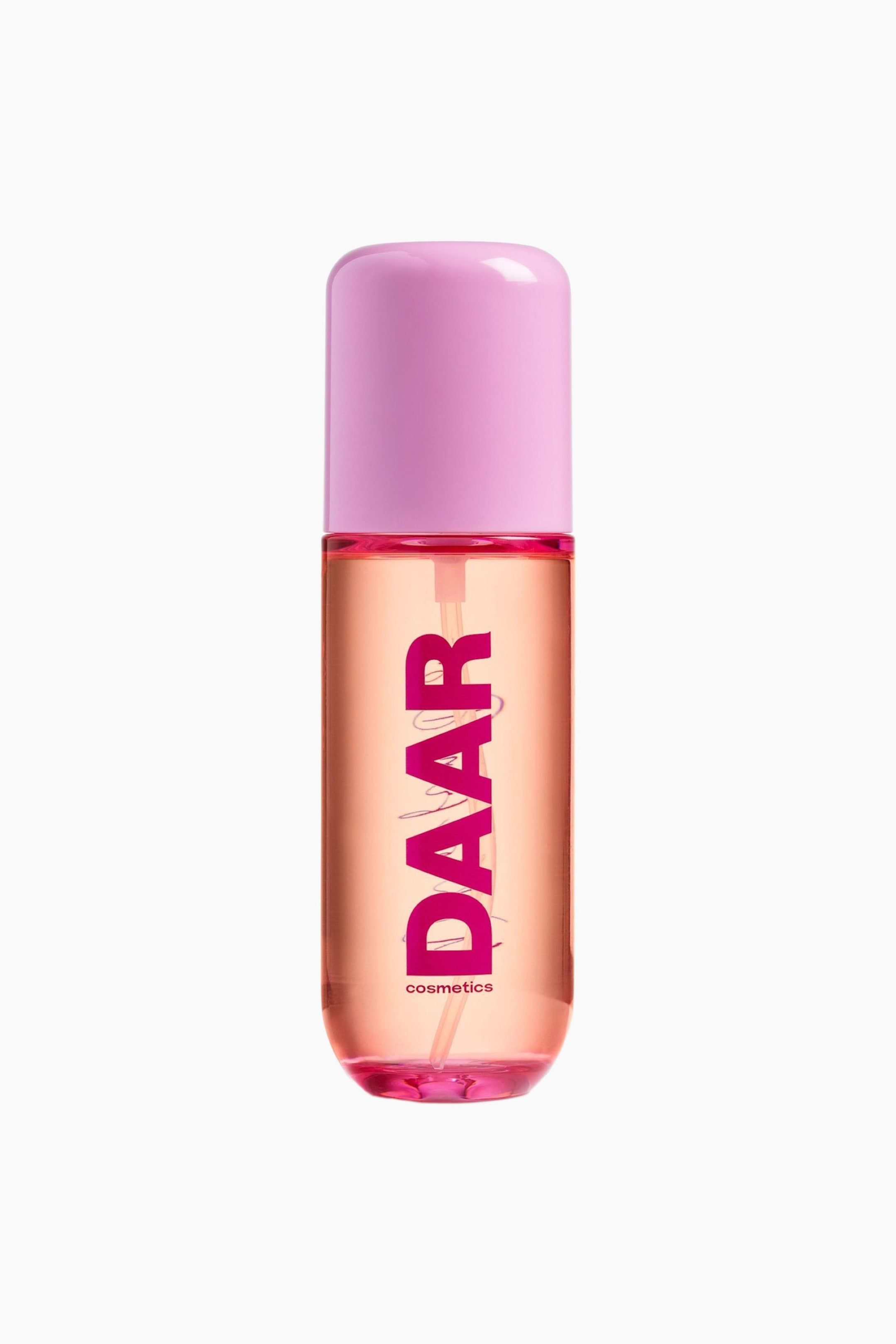 Visa större bild: En cylindrisk flaska med DAAR Cosmetics body mist står upprätt och visar en transparent persikofärgad behållare fylld med vätska och avslutad med ett solitt ljusrosa lock. Flaskan har en tydlig, vertikal magentalogotyp på framsidan med texten "DAAR" ovanför "cosmetics", med svag rosa skrift synlig bakom den.