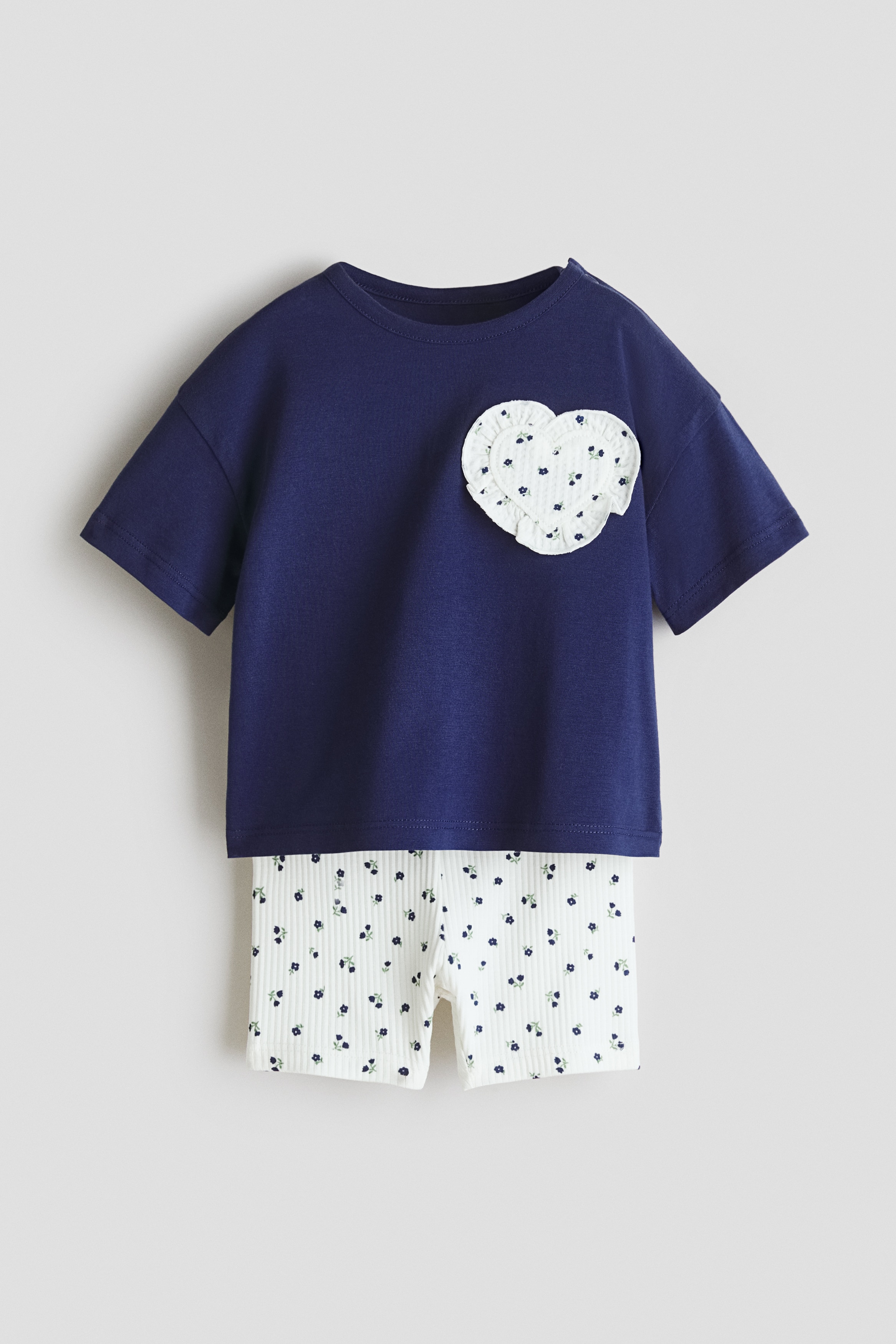 2-teiliges Set mit Shirt und RadlershortsKategorie