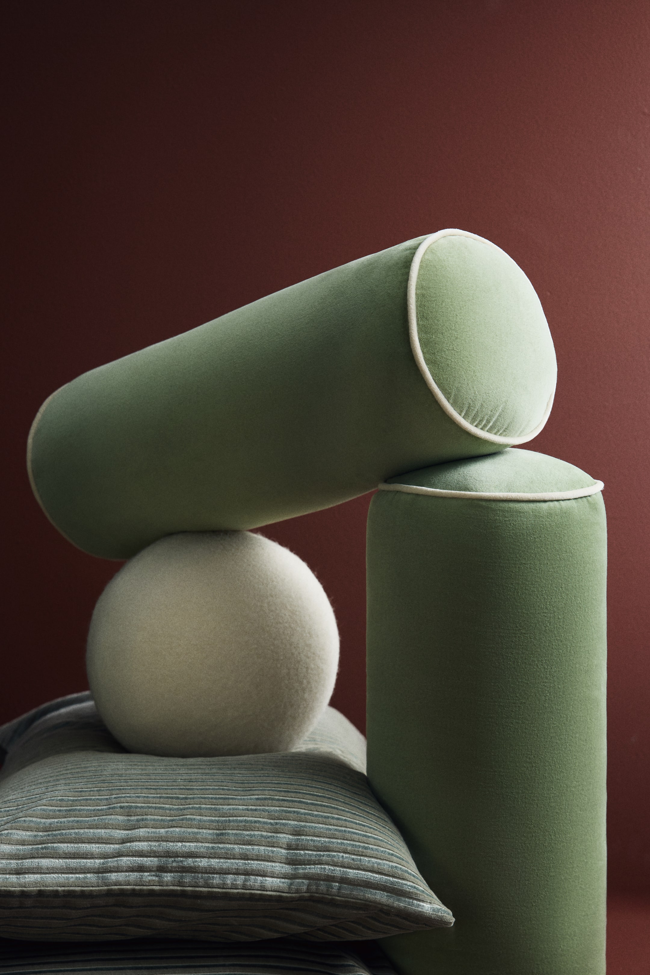 Visa större bild: Cylinderkudde i sammet - Ljusgrön - Home All | H&M SE 1