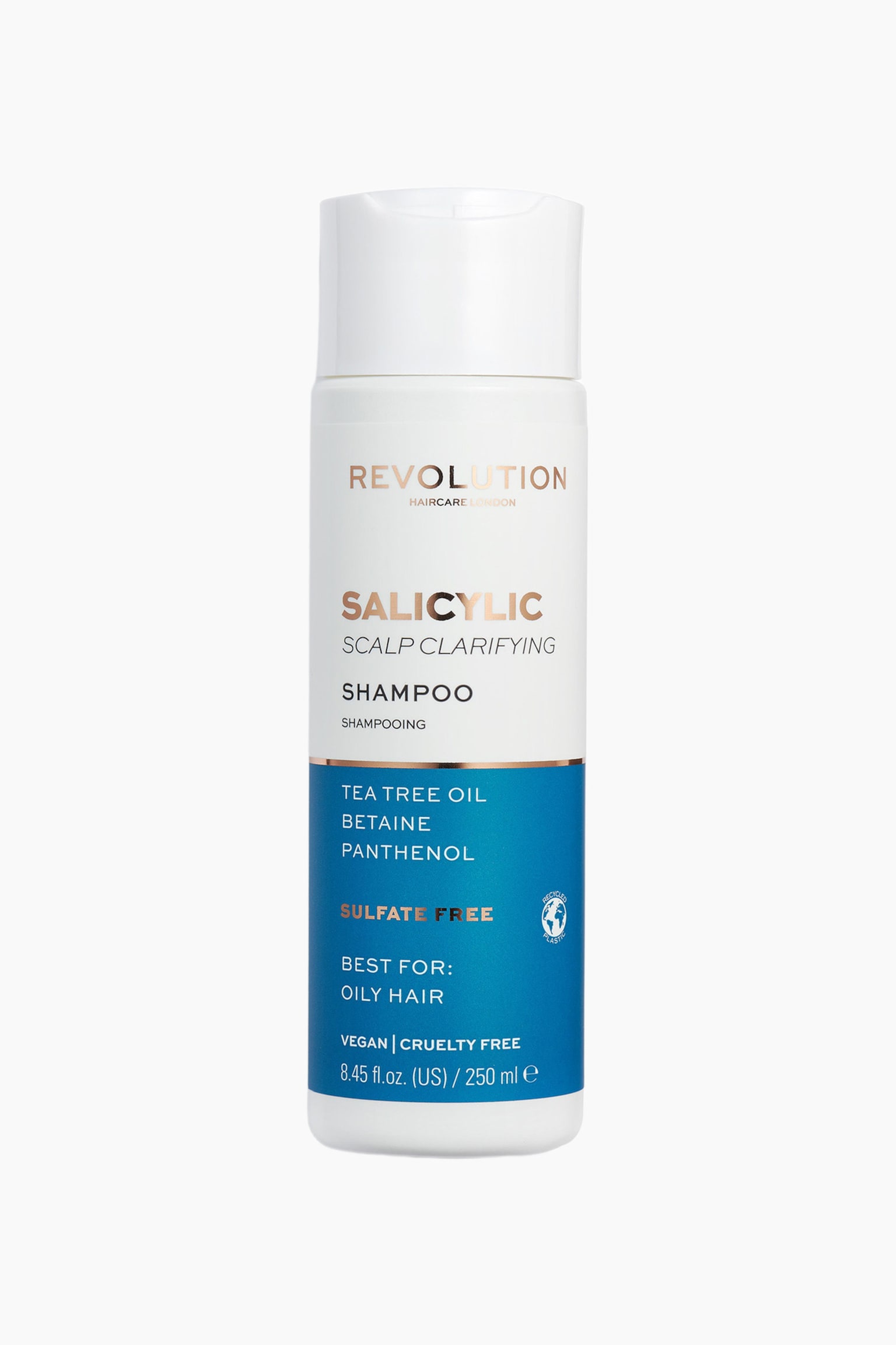 StÃ¥ende oppreist i frontvendt visning, har denne sylindriske hvite flasken med Revolution Haircare Salicylic Scalp Clarifying Shampoo en matchende flip-top-kork. Etiketten viser en hvit Ã¸vre halvdel med rosÃ©gullmerkevare og en blÃ¥ nedre halvdel som fremhever viktige ingredienser og produktfordeler i hvit og rosÃ©gull tekst. - 1