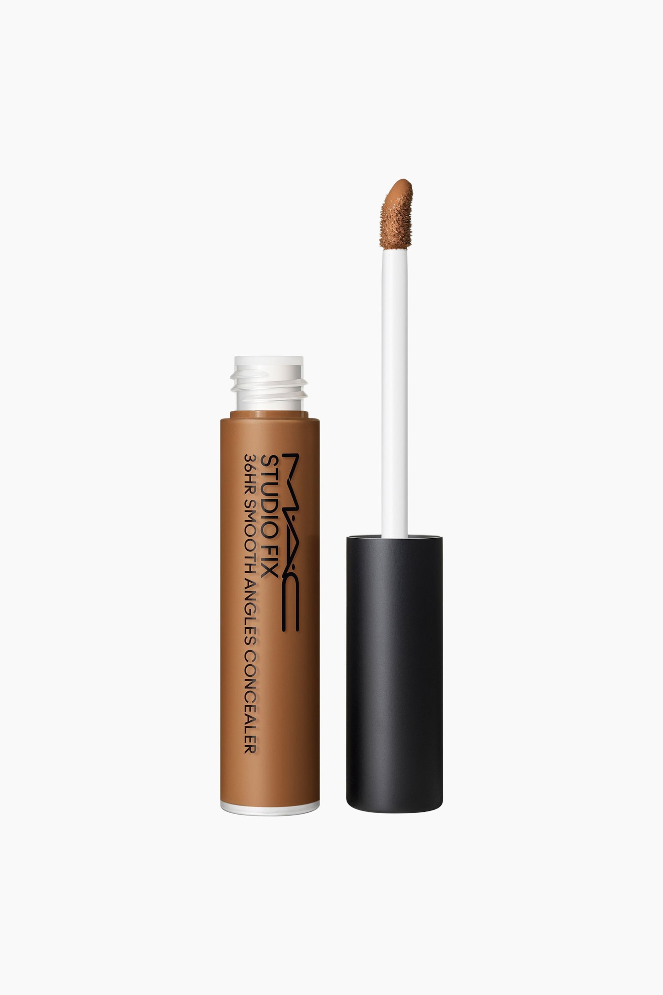 Se større billede: MAC Studio Fix 36HR Smooth Angles Concealer fremviser sin åbne, brune cylindriske flaske med sort branding. Dens hvide doe-foot applikator, belagt med den matchende brune concealer, står oprejst ved siden af flasken, med den sorte hætte som base.