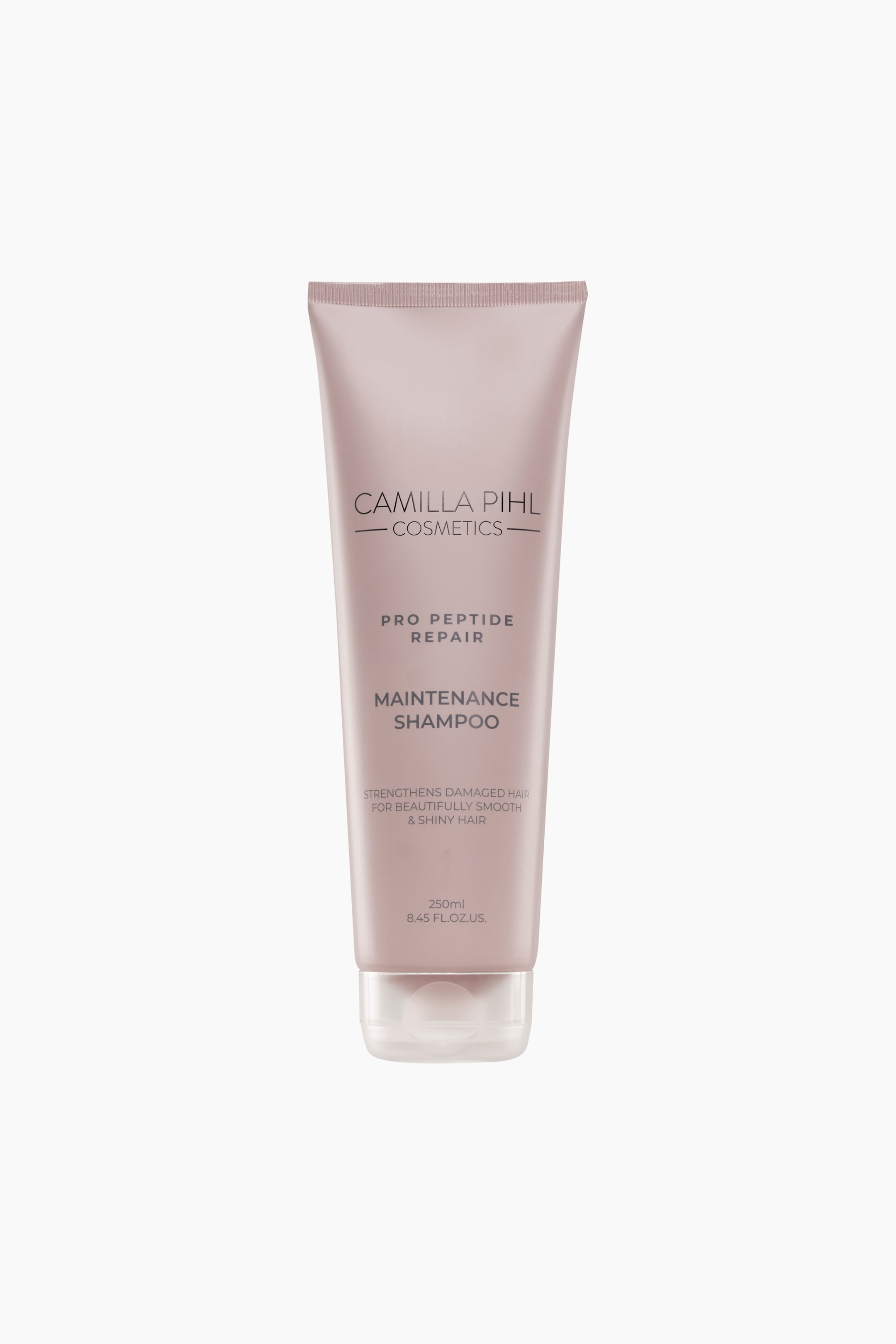 Vis større bilde: En dempet rosa Camilla Pihl Cosmetics Pro Peptide Repair Maintenance Shampoo-tube står oppreist og vender rett fremover. Klemmetuben har en klar flipplokk i bunnen og viser produktnavn, fordeler og volum på forsiden.