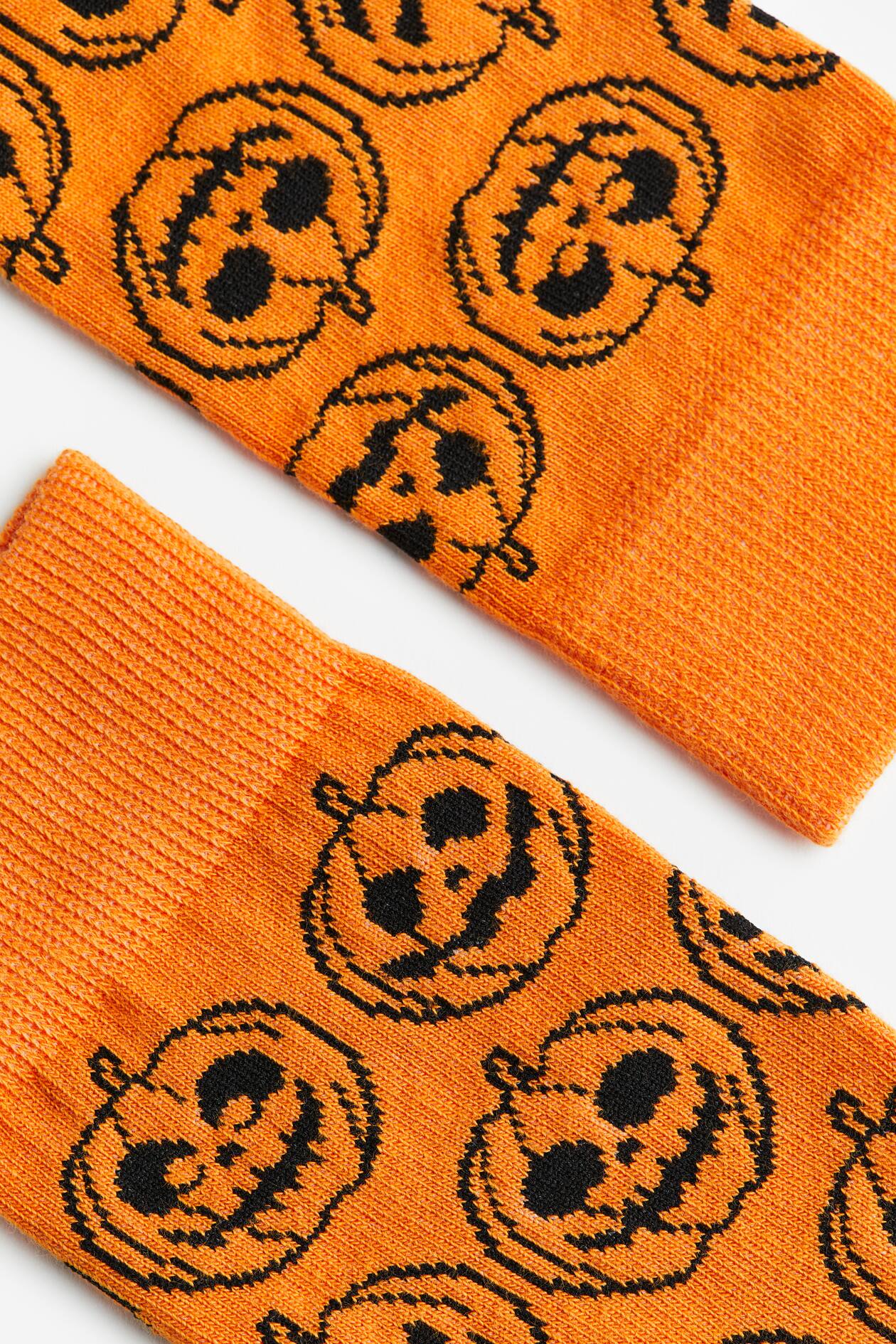 chaussettes-en-maille-fine-orange-citrouilles-homme-h-m-fr