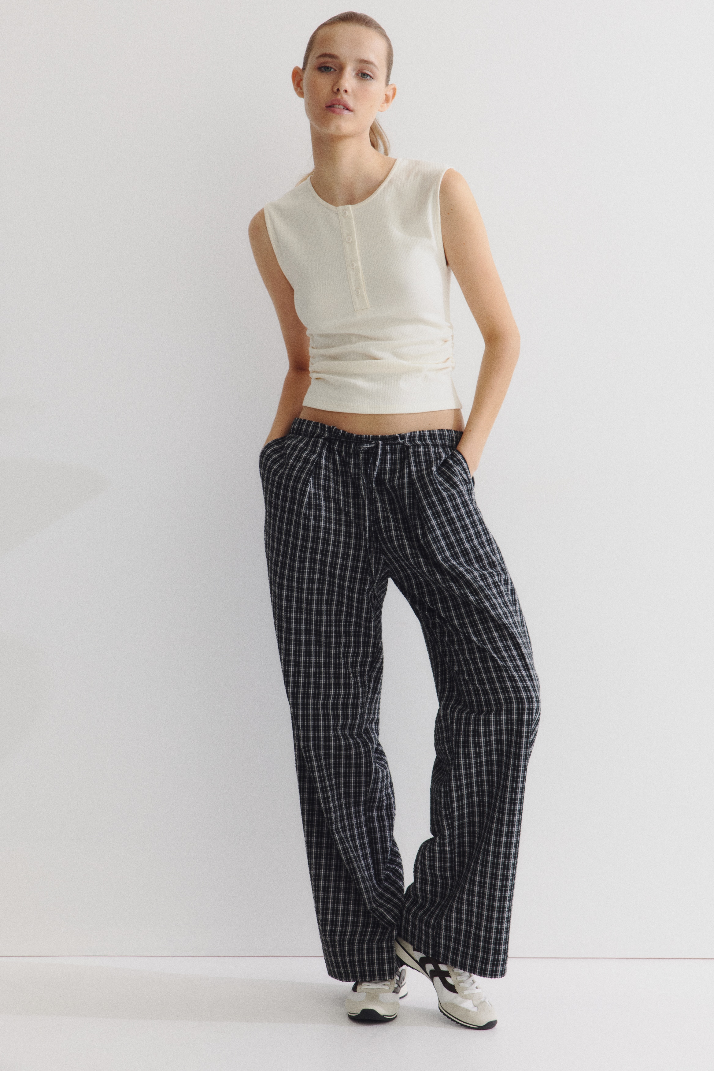 Ladies - Black/Checked Pull-on trousers - Size: XS  - H&M