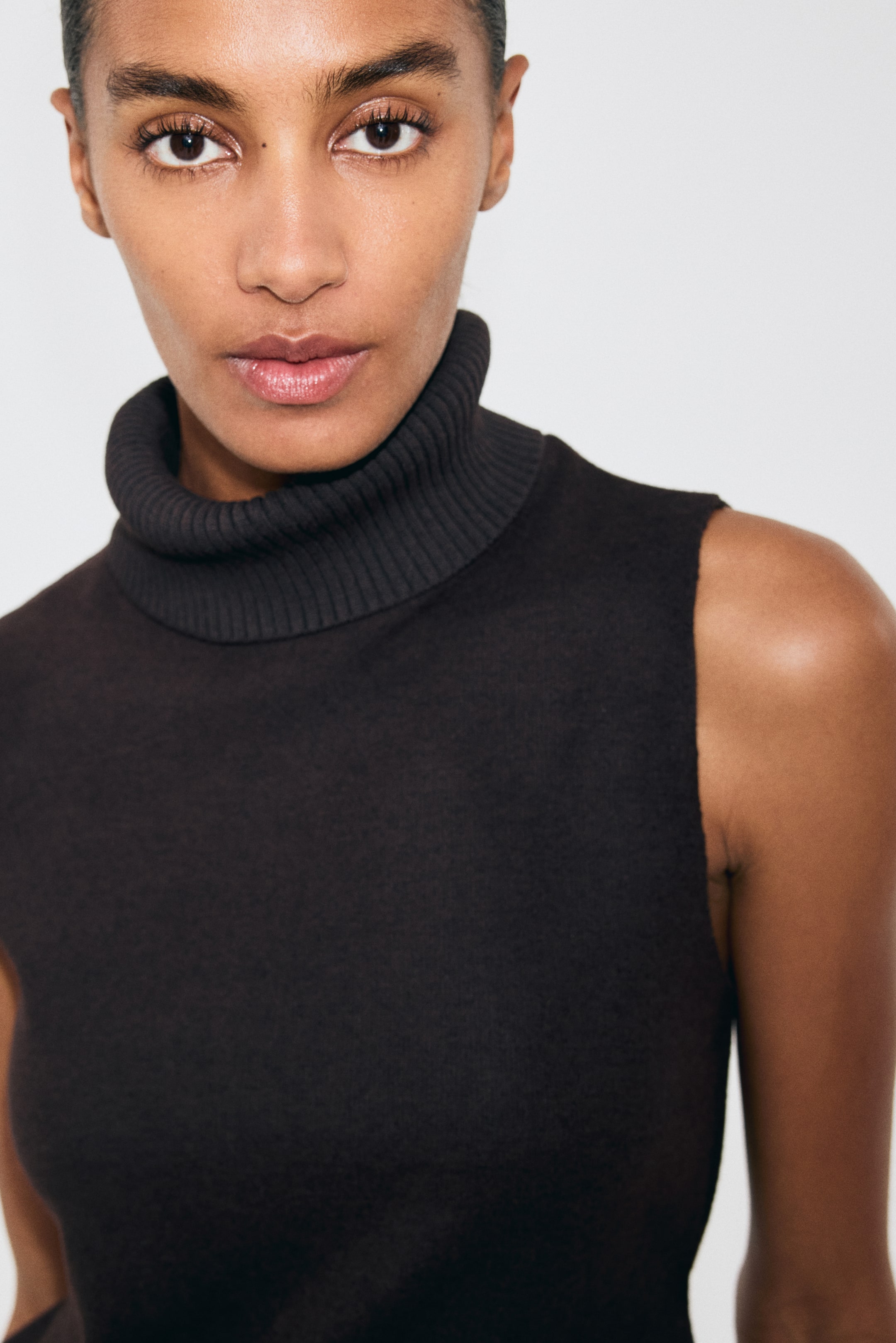 Ingrandisci l'immagine: Top senza maniche con collo a dolcevita - Marrone scuro - DONNA | H&M CH 1