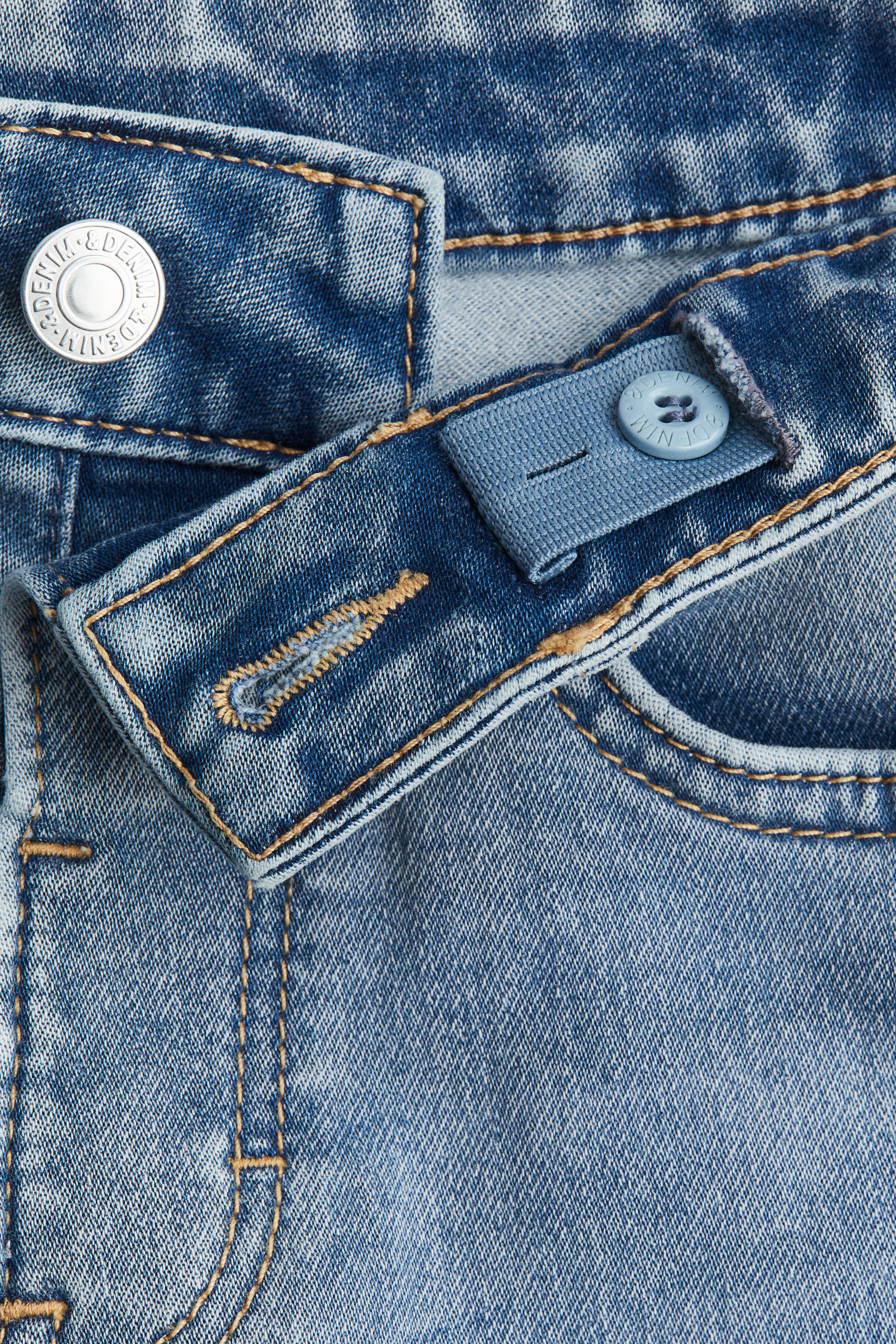 Relaxed Tapered Fit Jeans