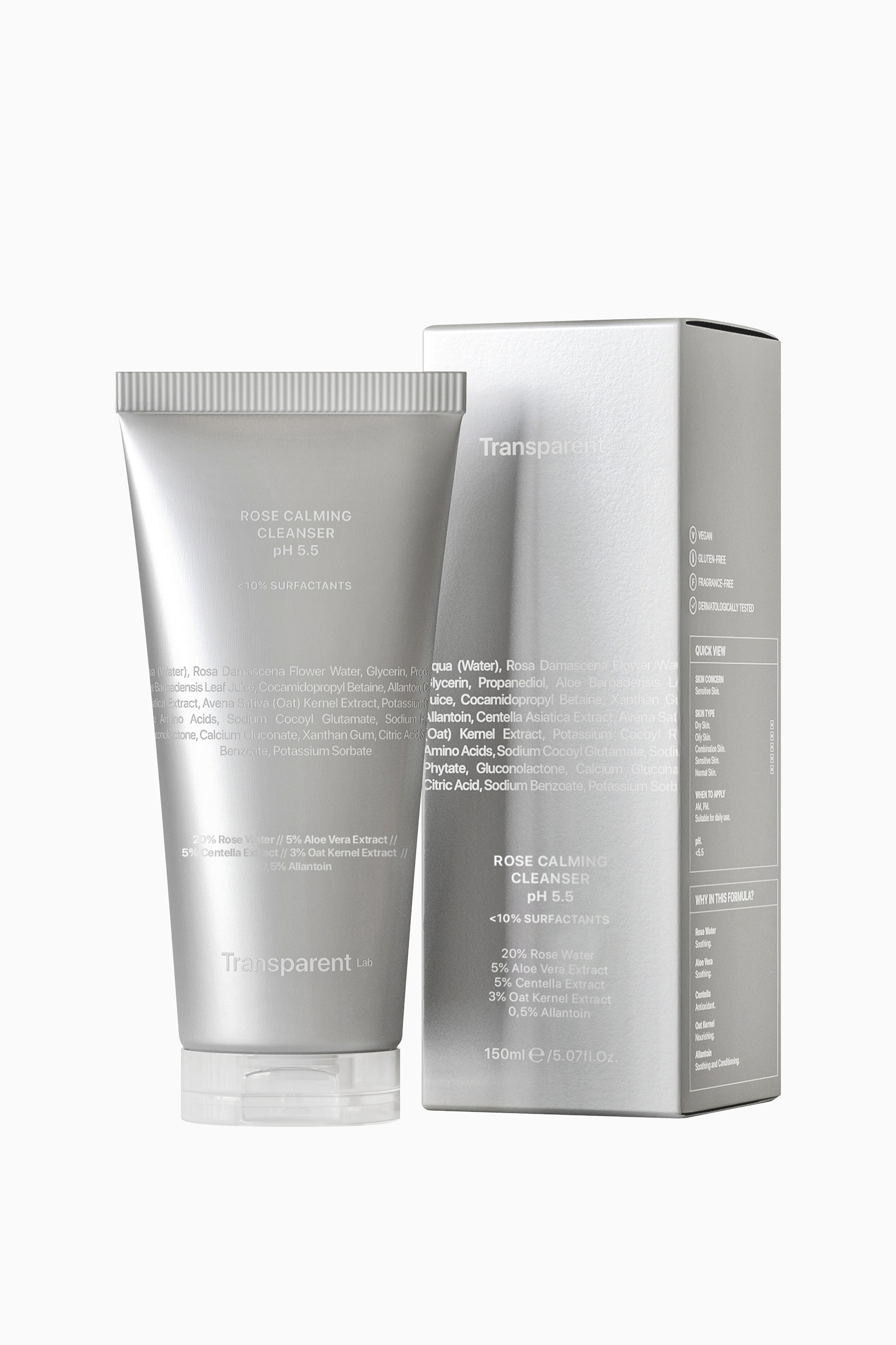 Se større billede: En metallisk salviegrøn squeeze-tube med Transparent Lab Rose Calming Cleanser står oprejst ved siden af den tilhørende rektangulære yderæske. Begge produkter har hvid trykt tekst på frontpanelerne med oplysninger om formelens ingredienser, en pH-værdi på 5,5 og produktspecifikationer.