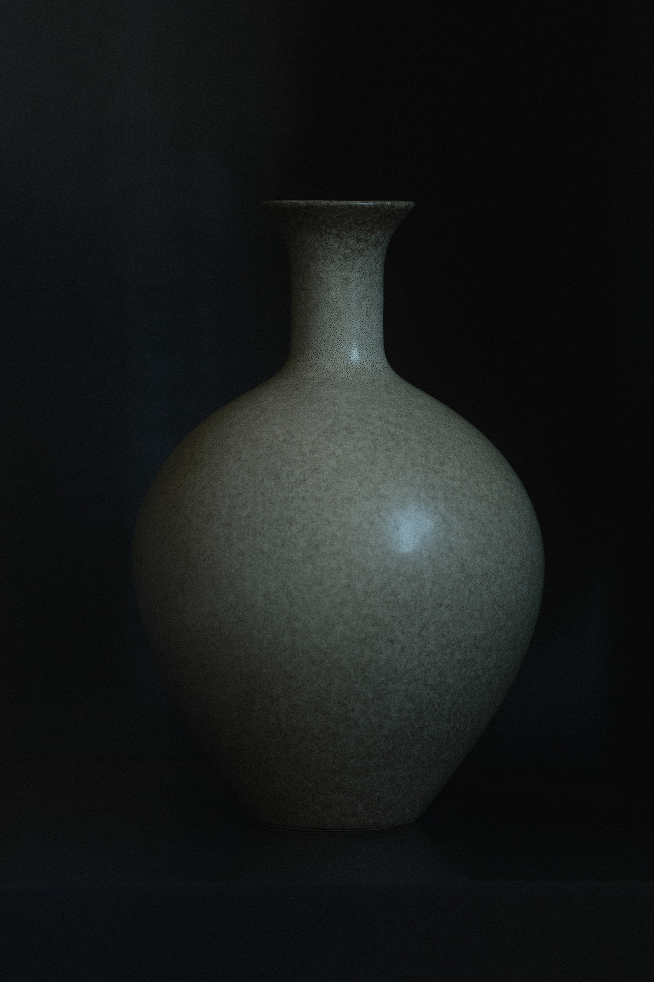 Agrandir l'image: Un vase en grès, orienté vers l’avant, présentant un corps arrondi et bulbiforme qui s’étrécit vers un col étroit avec un bord subtilement évasé. Le vase affiche une glaçure réactive texturée et mouchetée dans une tonalité vert-gris atténuée.