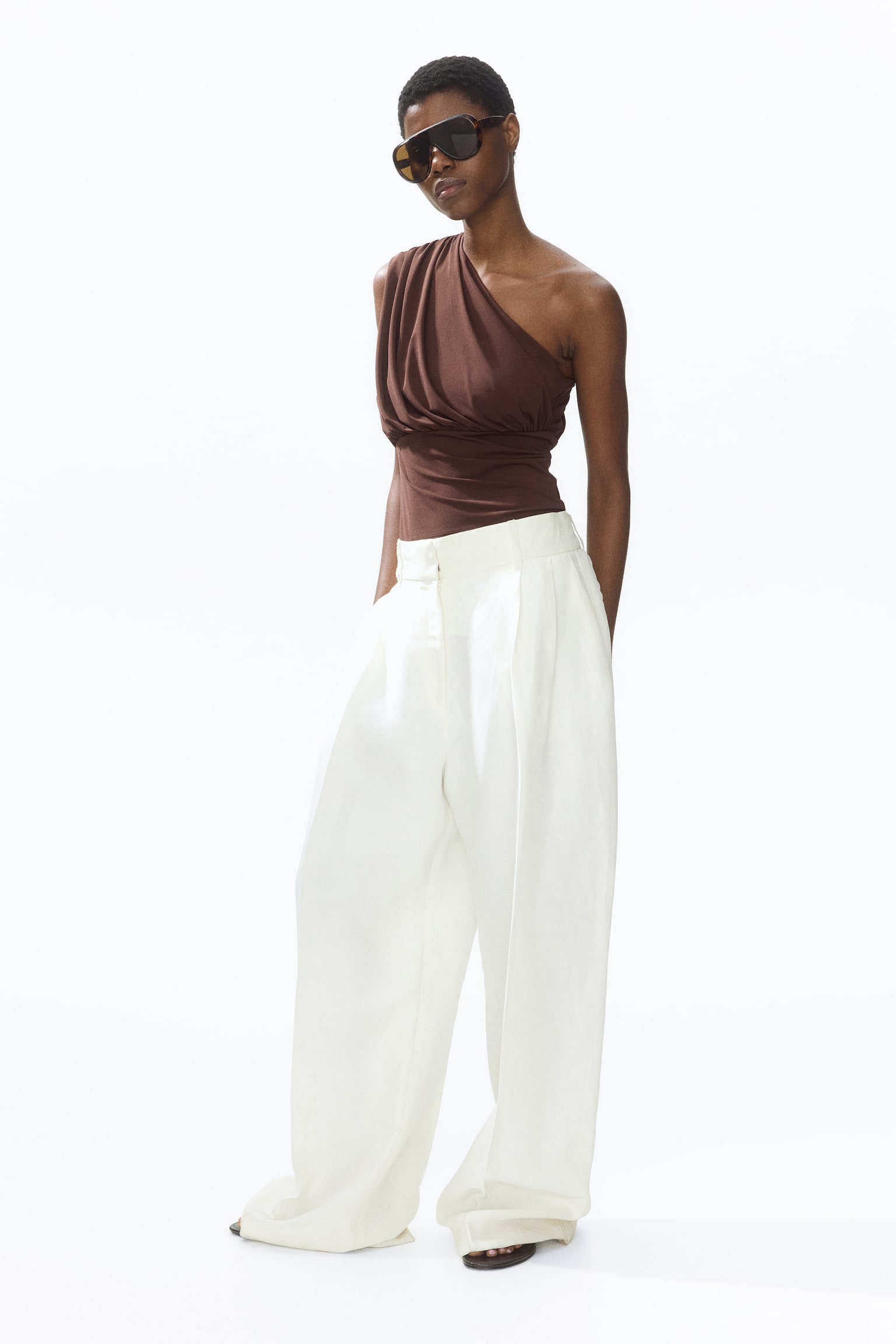 Женский топ H&M Draped One-Shoulder Top, цвет: Тёмный коричневый — фото 4