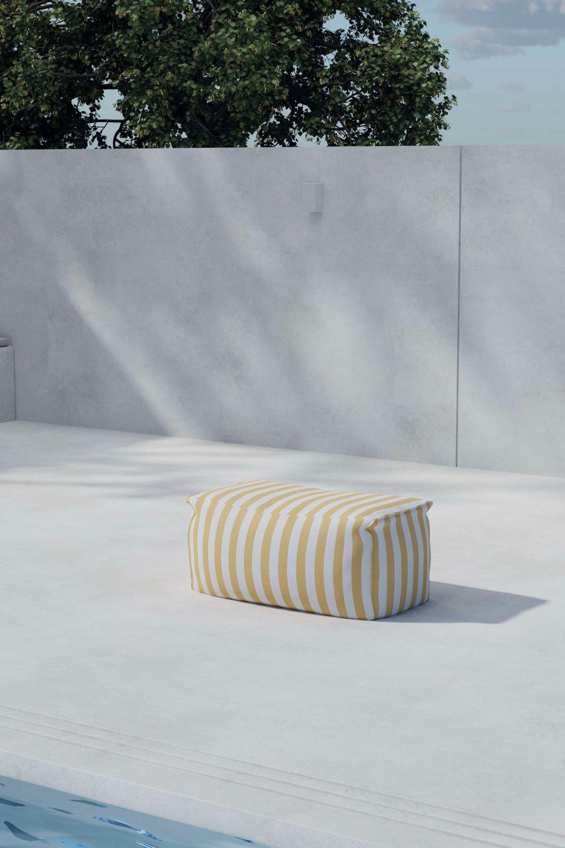 Grotere afbeelding bekijken: Een rechthoekige poef met verticale gele en witte strepen, toont zijn geweven stoftextuur vanuit een licht schuine hoek.