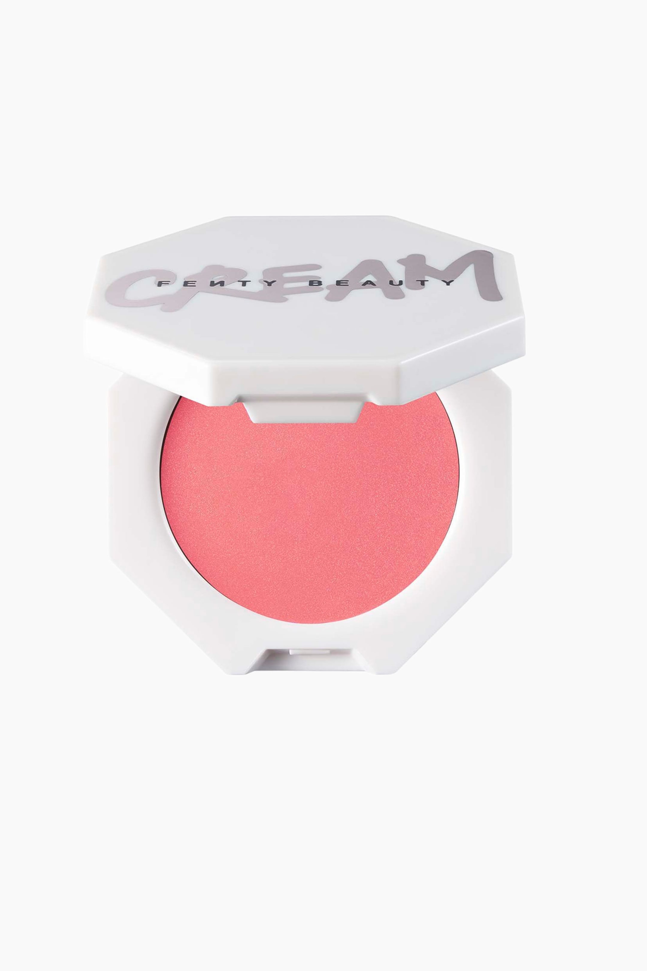 Näytä suurempi kuva: Cheeks Out Freestyle Cream Blush on esillä valkoisessa, kahdeksankulmaisessa, eteenpäin suunnatussa kompaktissa, jonka kansi on nostettu auki paljastaen pyöreän pannun kirkasta, persikkaan taittavaa vaaleanpunaista cream blush -voidetta. Kohotettu kansi näyttää brändin nimen "FENTY BEAUTY" tyylitellyn, harmaan "CREAM"-grafiikan päällä.