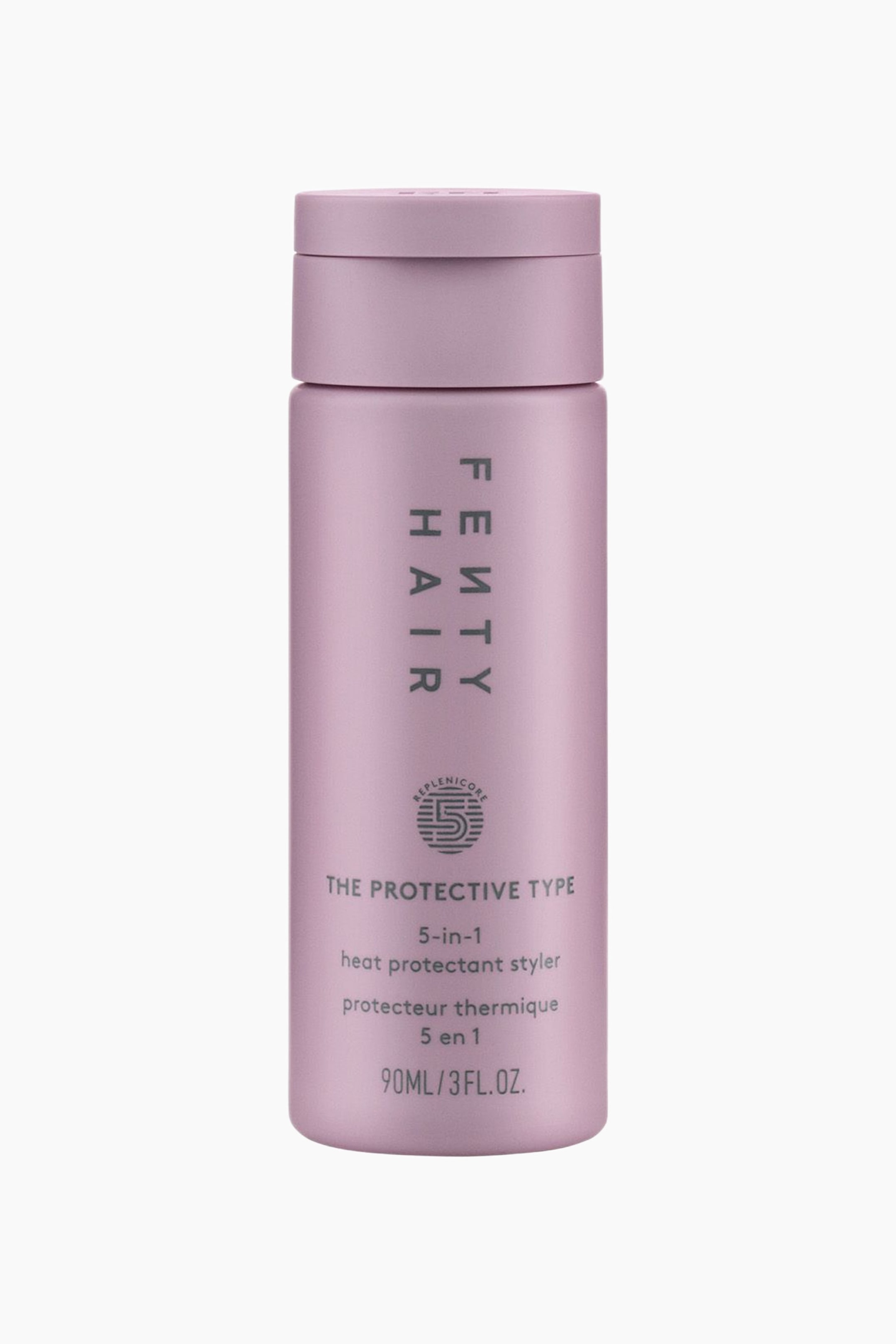 Visa större bild: Flaskan med Protective Type 5-in-1 Heat Protectant Styler står upprätt och visar sin cylindriska, matta lila design och matchande kork. Den framåtvända flaskan visar vertikalt placerad grå branding för "FENTY HAIR" tillsammans med en cirkelformad logotyp och produktdetaljer.