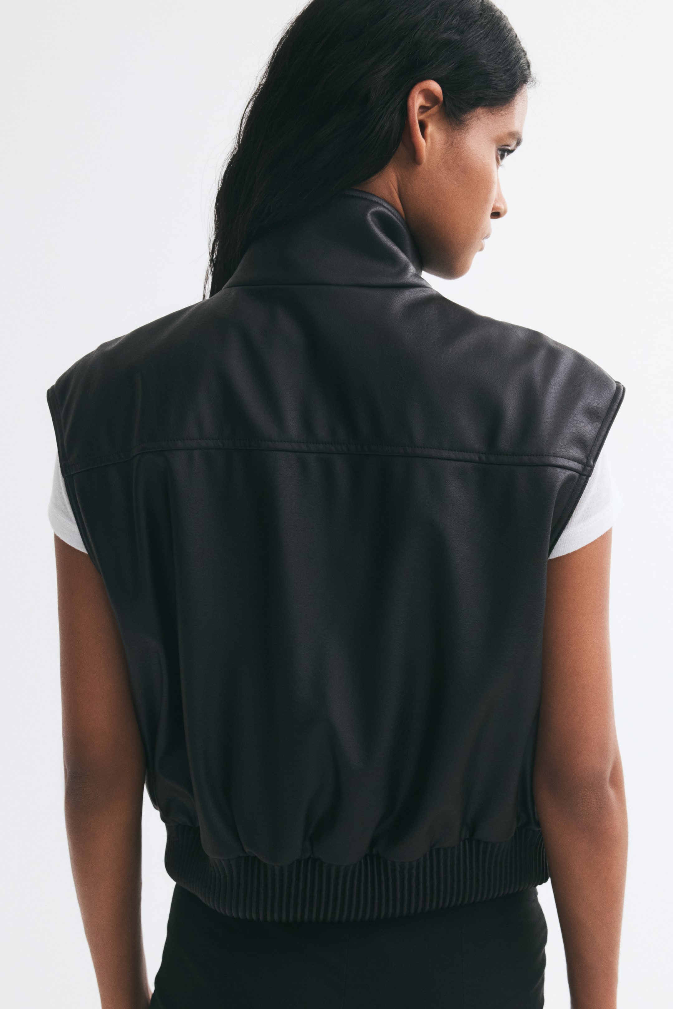 Женские жилеты H&M Oversized Coated Vest — фото 5