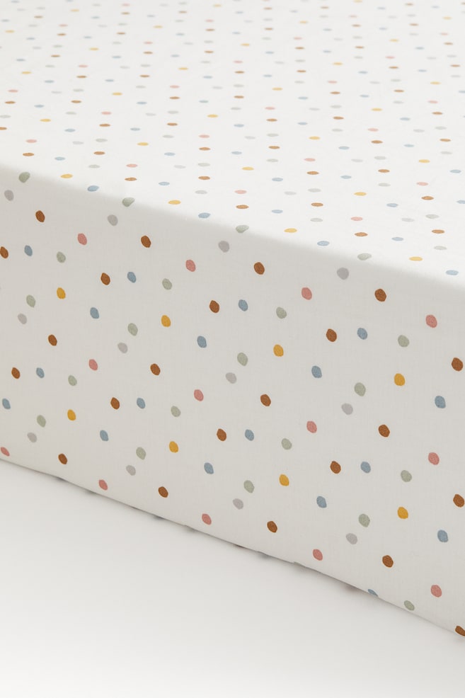 Drap-housse en coton à motif - Blanc/pois/Bleu clair/avions/Beige clair/dinosaures/Rose clair/motif/Beige clair/licornes/Crème/fleuri/Rose clair/fleuri/Blanc/cerises/Vert clair/véhicules/Vert/dinosaures/Grège clair/fleuri/Bleu clair/poissons - 1