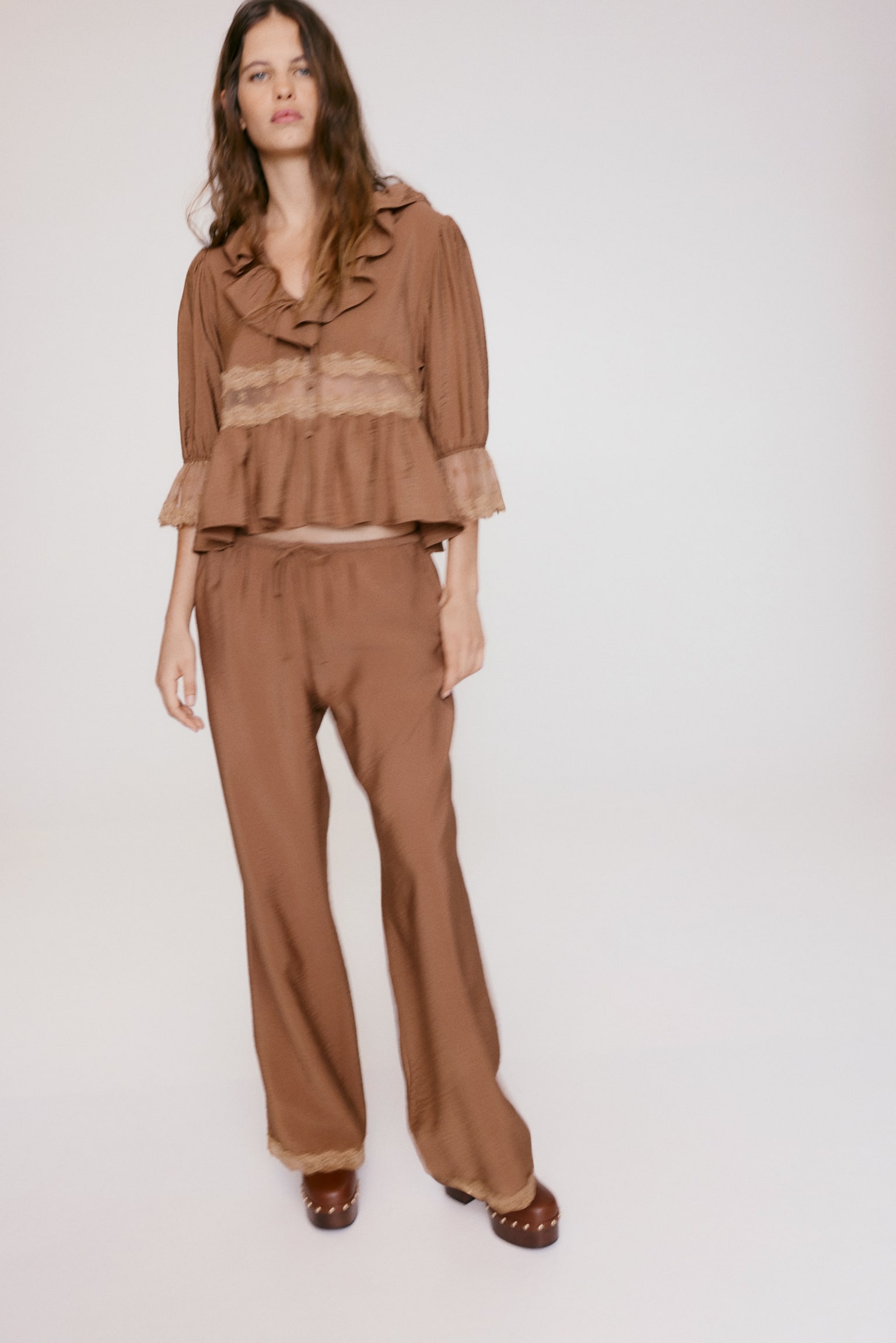 Pantalone s učkurom i čipkanim porubom - Smeđa/Svetlobež - 3