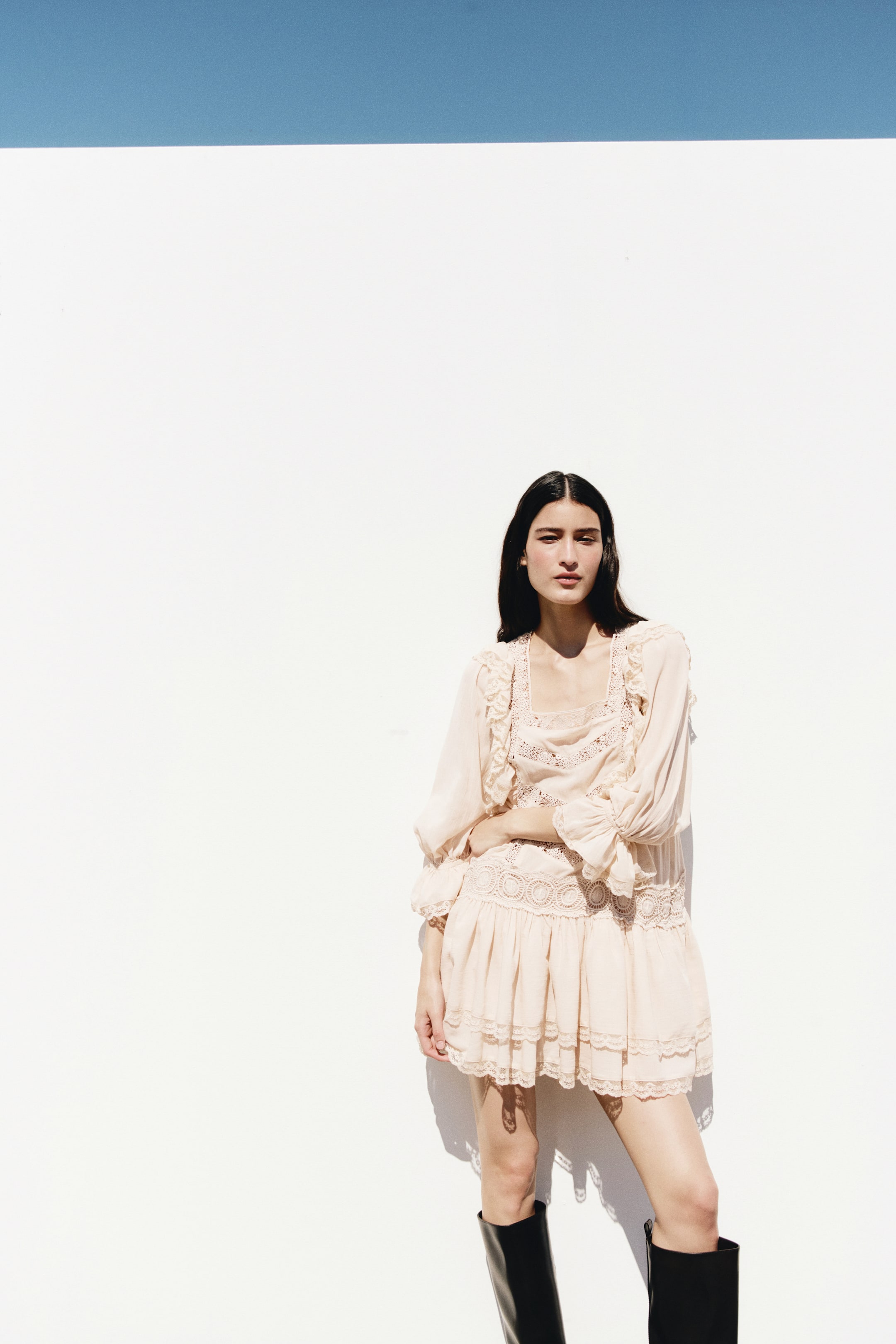 Robe à volants plissés avec dentelle