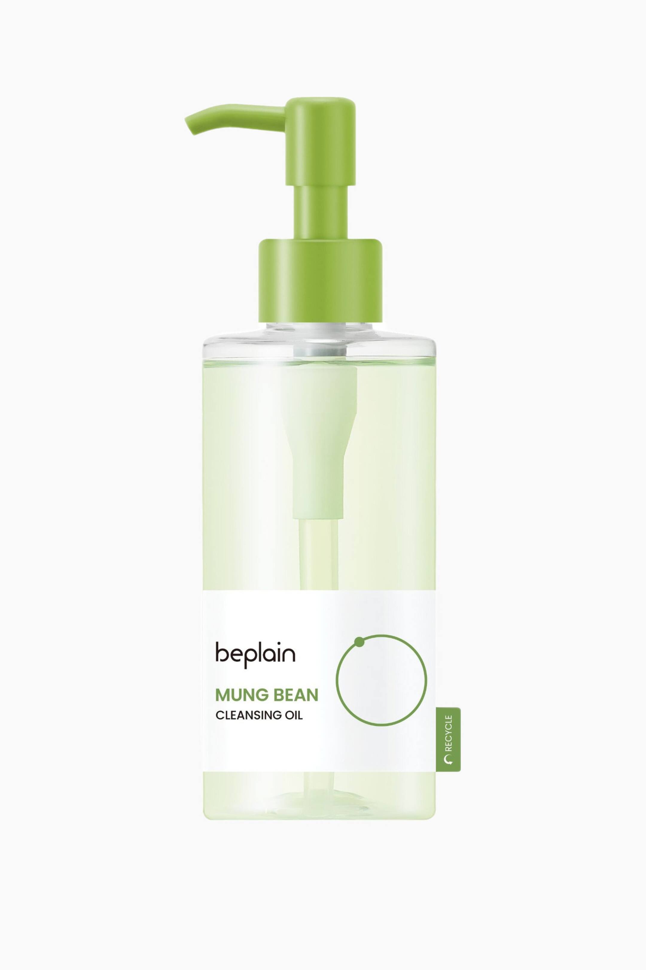 Visa större bild: En klar, rektangulär flaska med beplain Mung Bean Cleansing Oil står upprätt och är fylld med en ljusgrön vätska. En klar limegrön pumpdispenser sitter högst upp på flaskan, med munstycket vänt åt vänster, och en vit etikett med texten “beplain MUNG BEAN CLEANSING OIL” omsluter framsidan, med en grön återvinningsetikett på högra kanten.