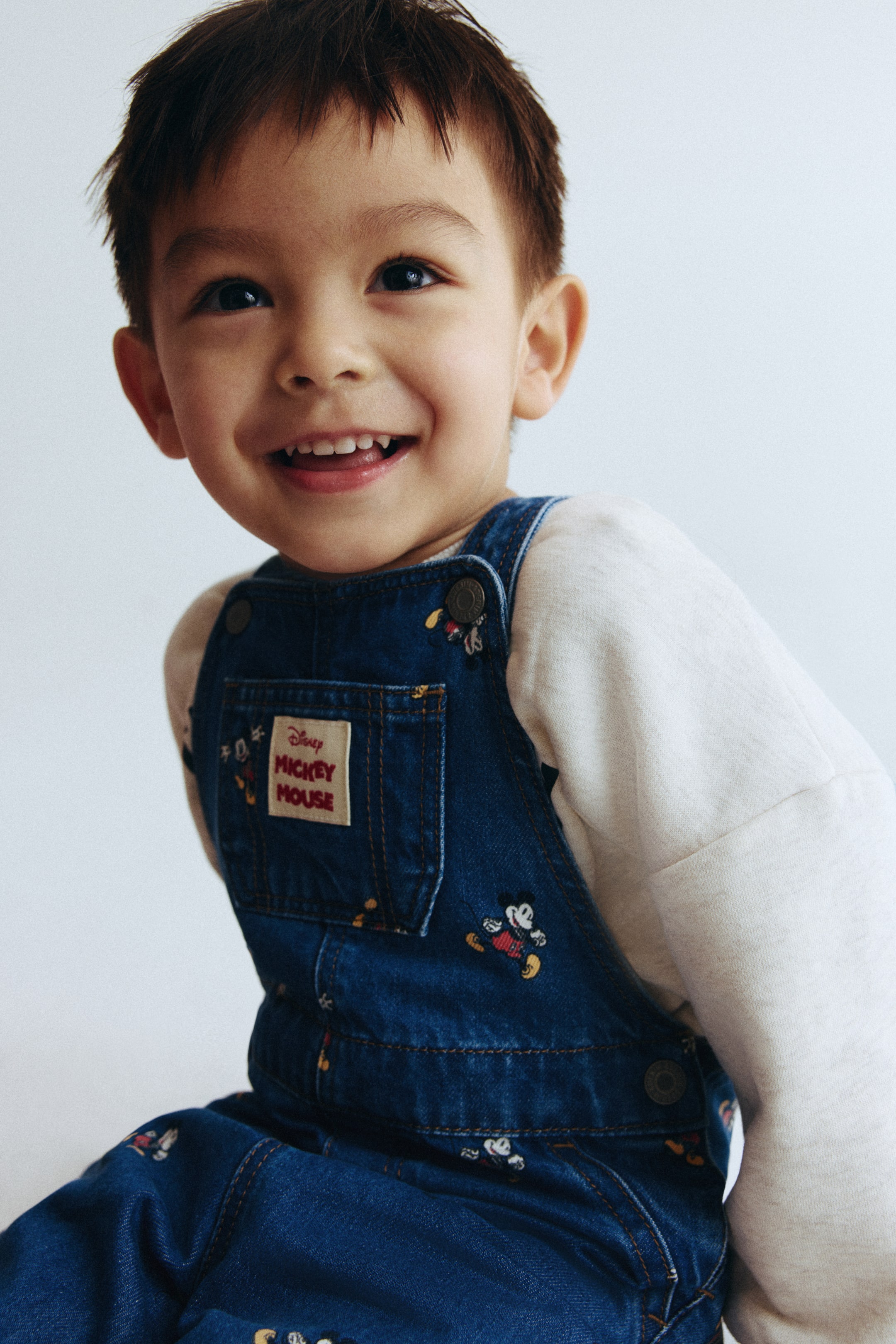 Ampliar la imagen: Overol de denim con diseño - Azul denim/Mickey Mouse - Kids | H&M MX 3