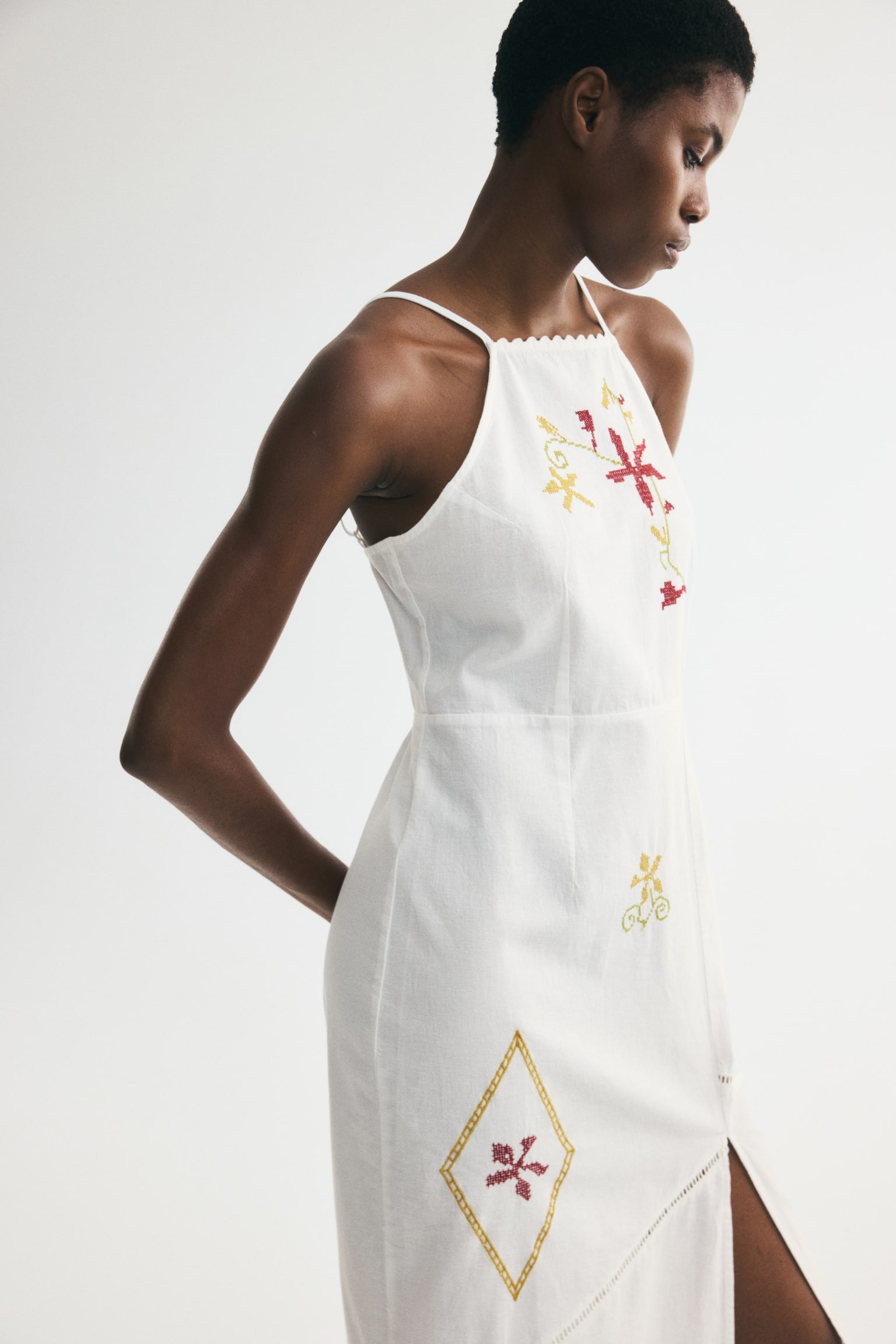 Kjole i hørblanding med broderier - Creme/Blomster - 1