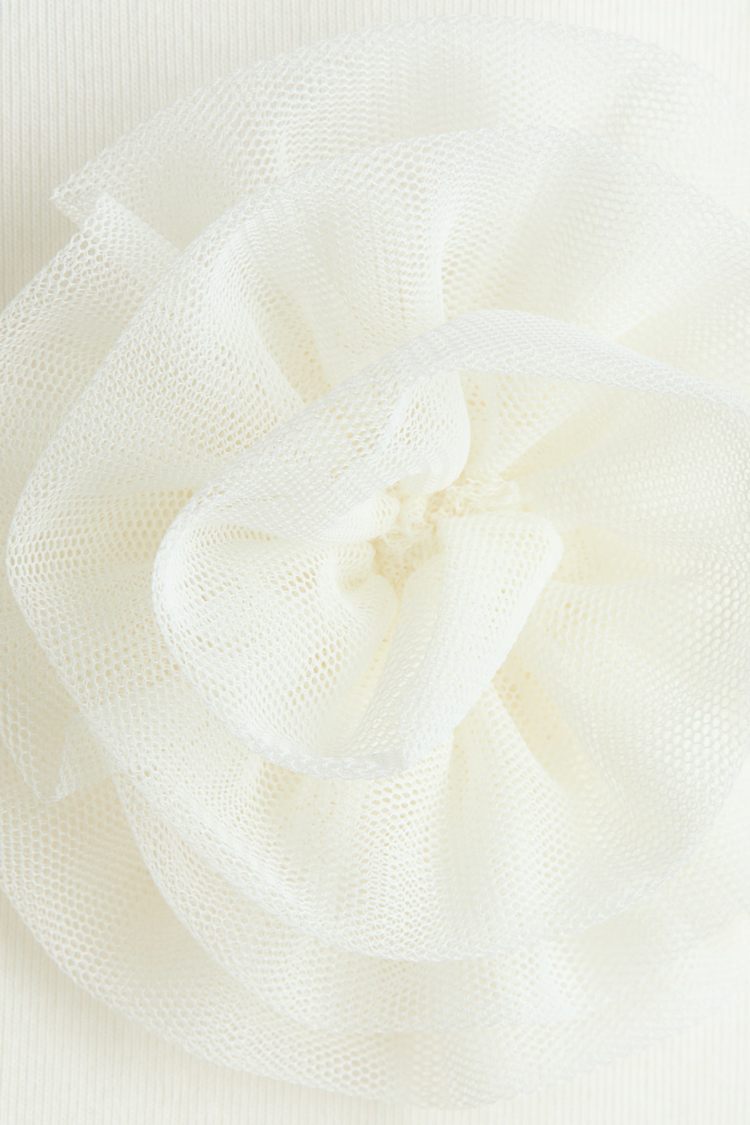 חולצה עם פאץ' טול - לבן/ורוד בהיר - 2