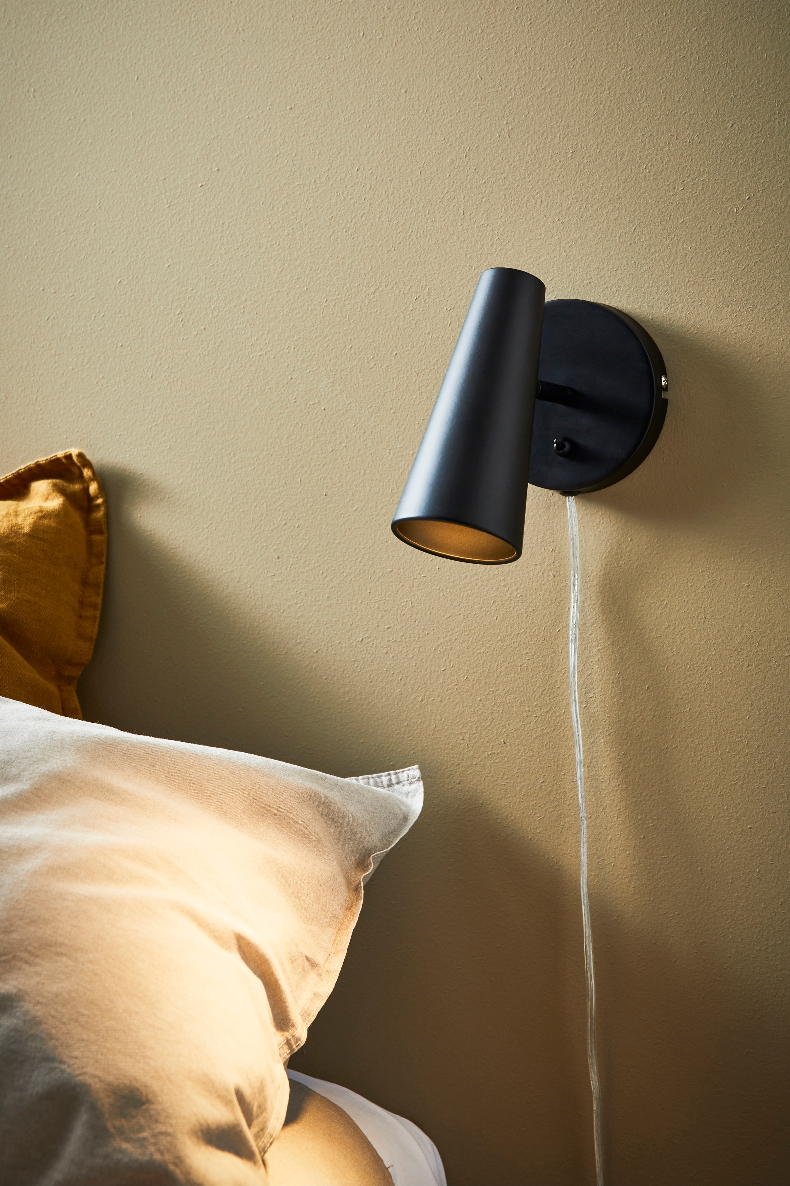 Crest Wall Lamp - Black/White