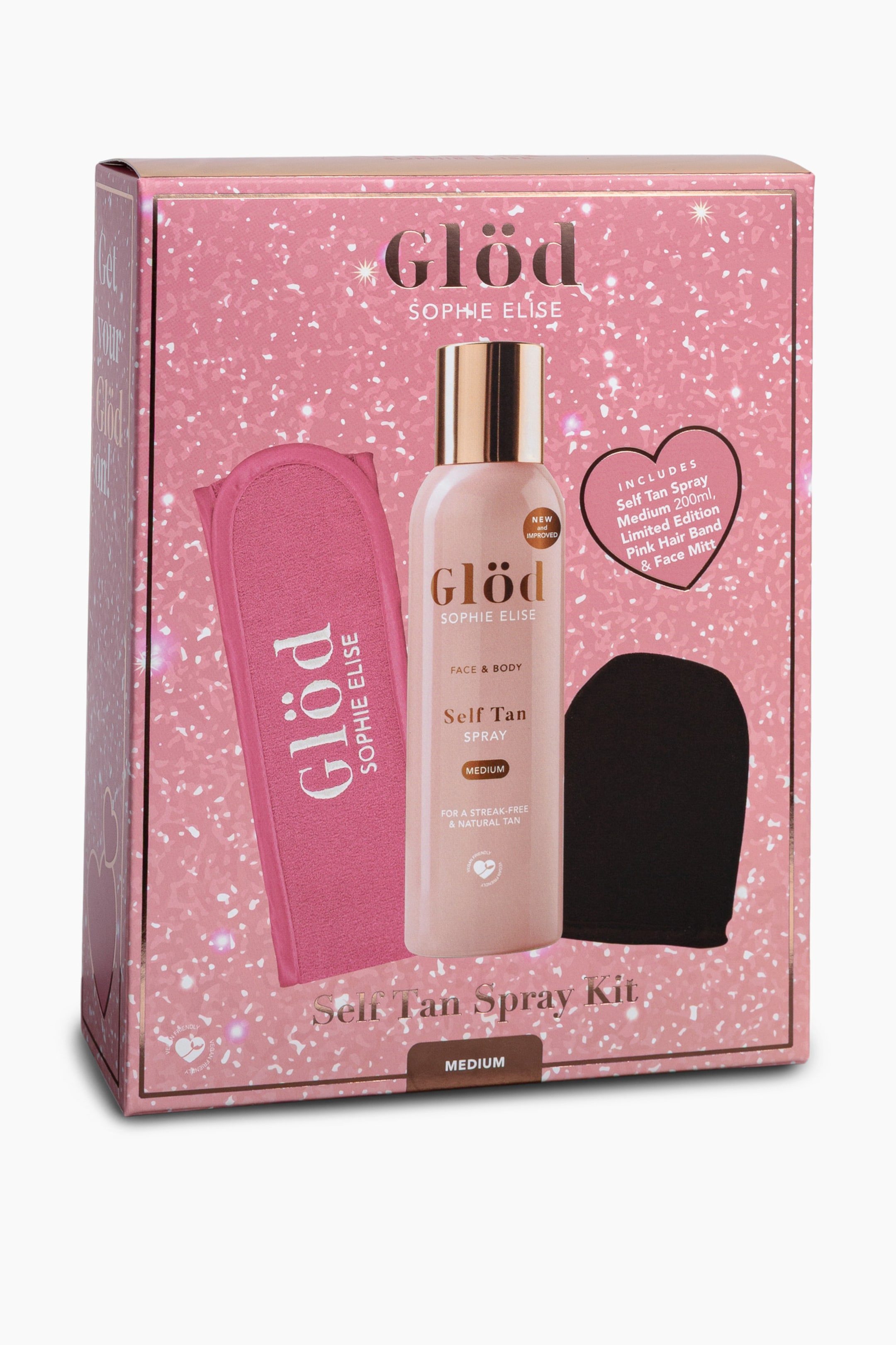 Visa större bild: Self Tan Spray Medium Kit visar en rosa, rektangulär ask med glittermönster som är lätt vinklad åt höger för att visa innehållet. Förpackningens framsida visar en rosa self-tan-sprayflaska med guldfärgad kork, ett rosa hårband i tyg och en svart ansiktsvante.