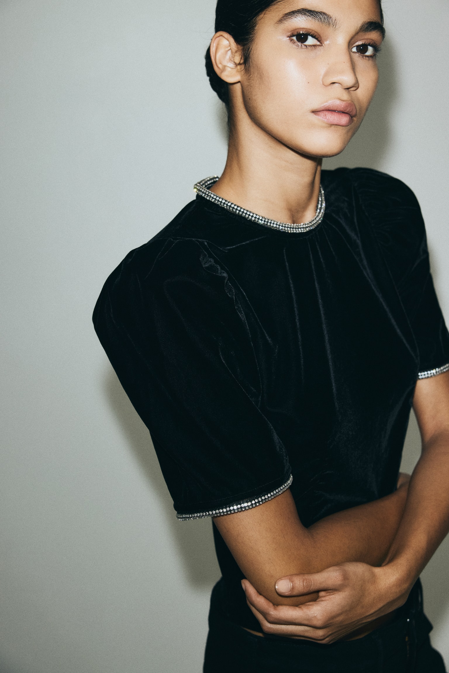 חולצת קטיפה בעיטור אבני חן מלאכותיות - שחור - 2