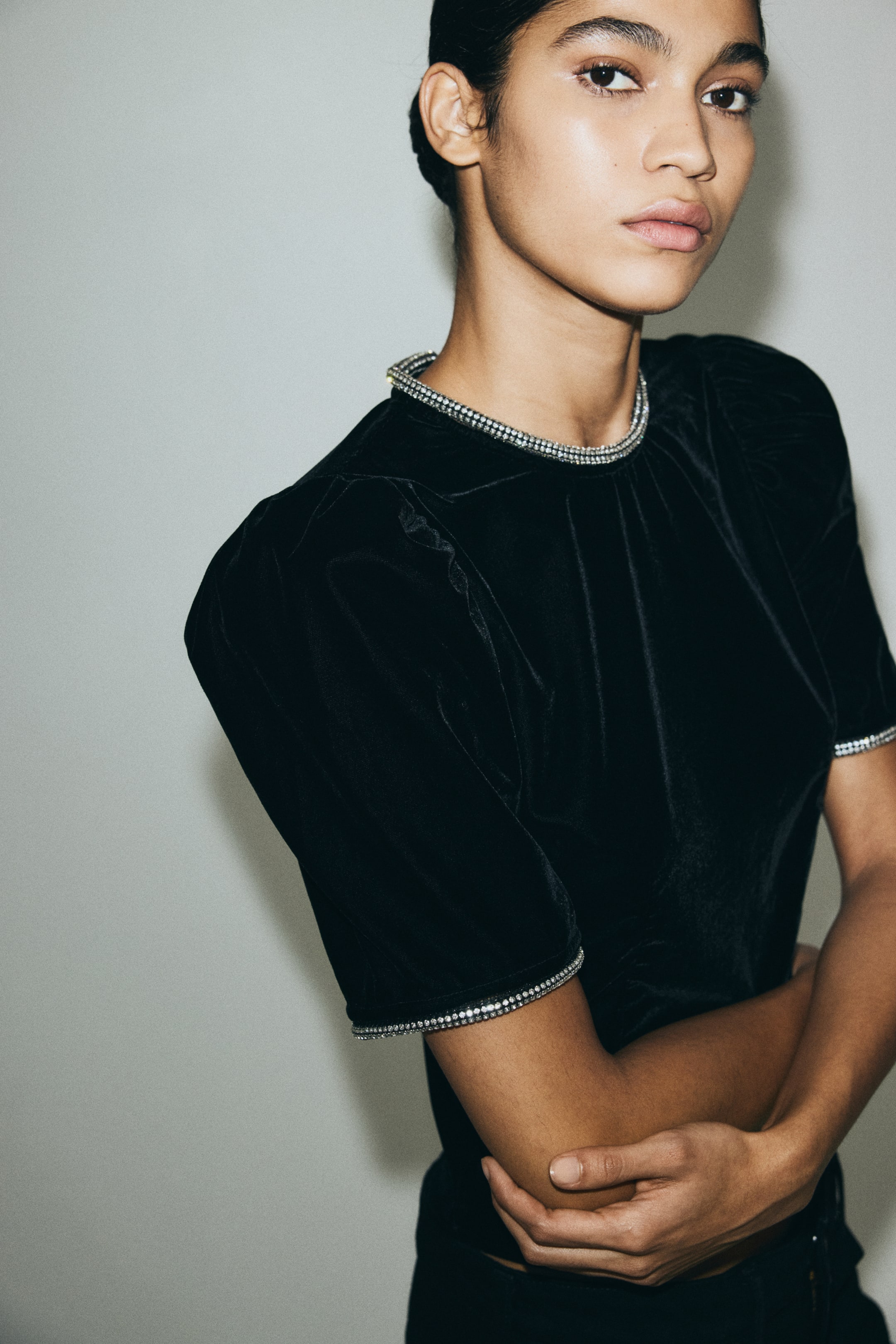 Zobacz większy obraz: Aksamitny top ze strassem - Czarny - ONA | H&M PL 1