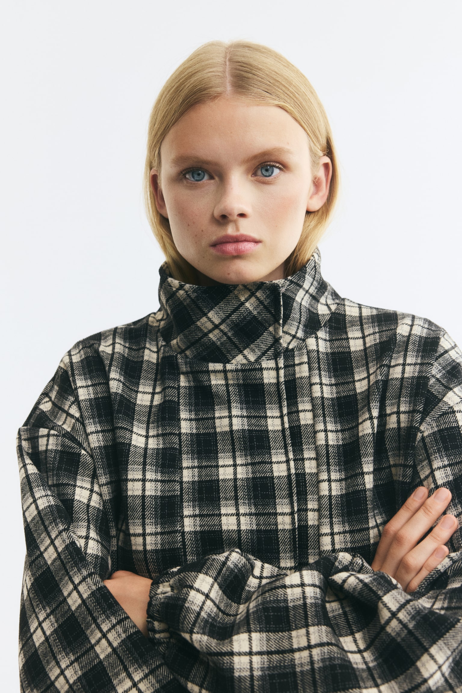 Женская куртка H&M Oversized Funnel-Collar, цвет: Чёрный / Клетчатый — фото 3