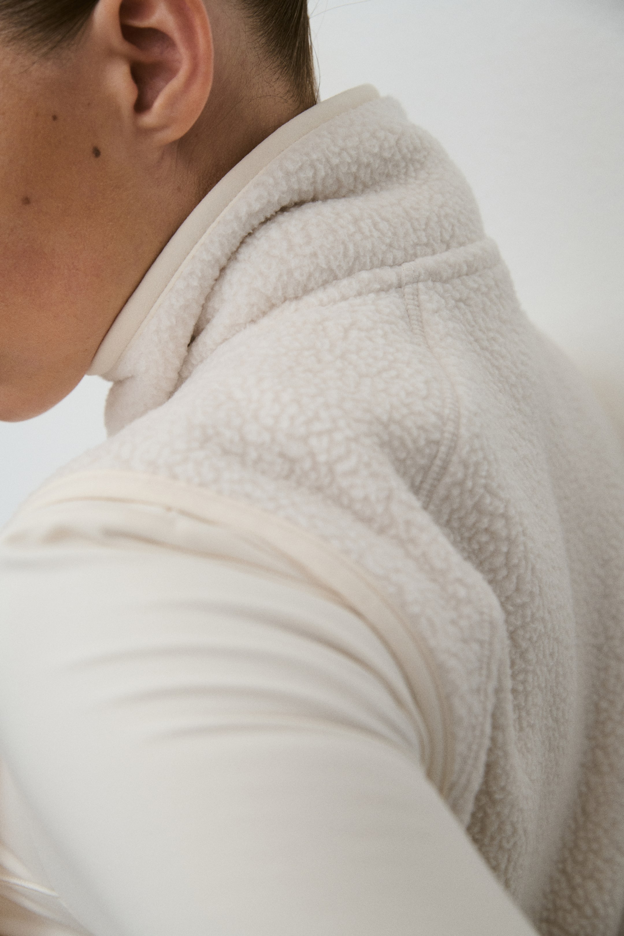 Женские жилеты H&M Regular-Fit Teddy Fleece Sports Vest — фото 5