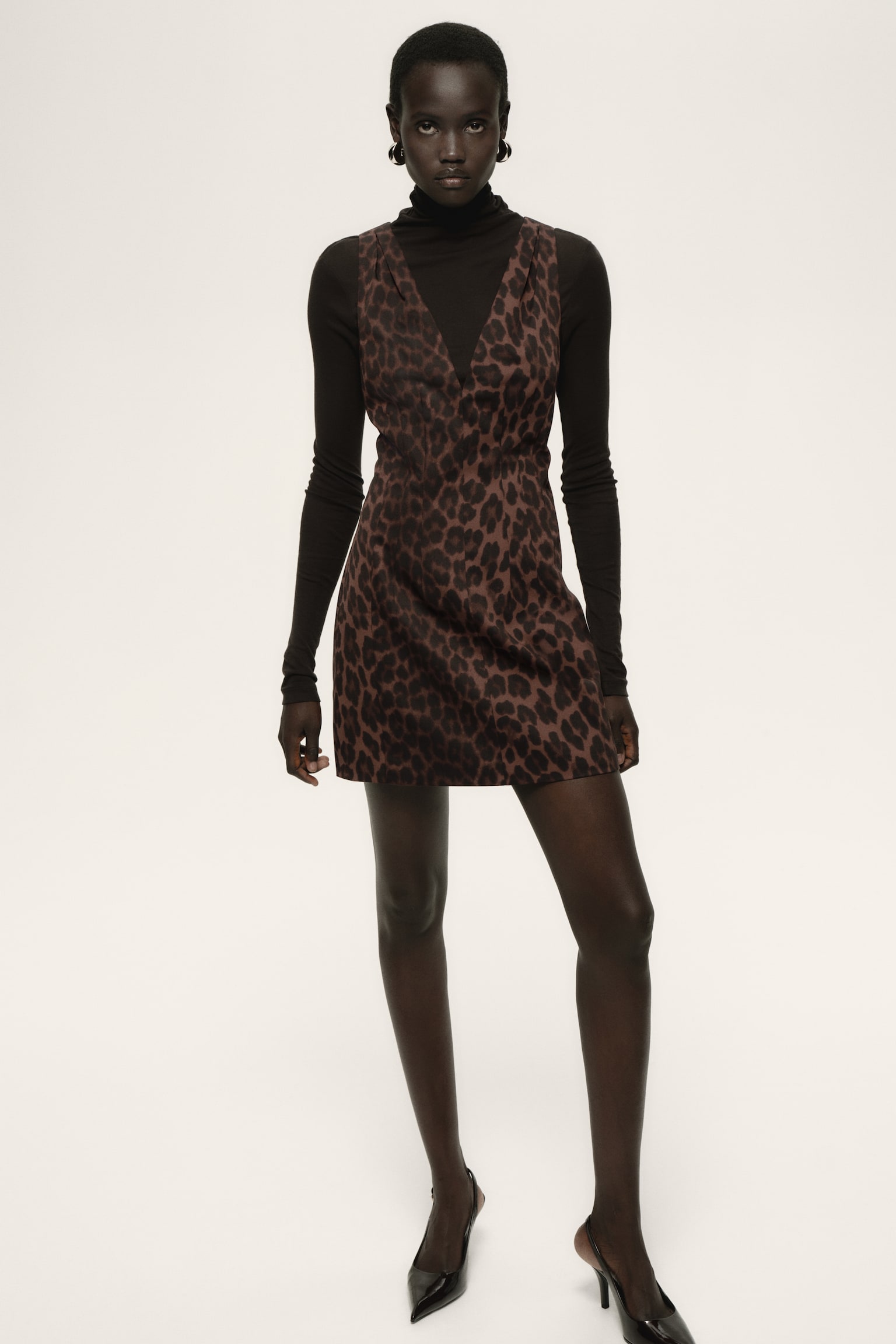 Šaty s véčkovým výstrihom a zúženým pásom - Hnedá/leopardí vzor/Červená/Čierna - 6