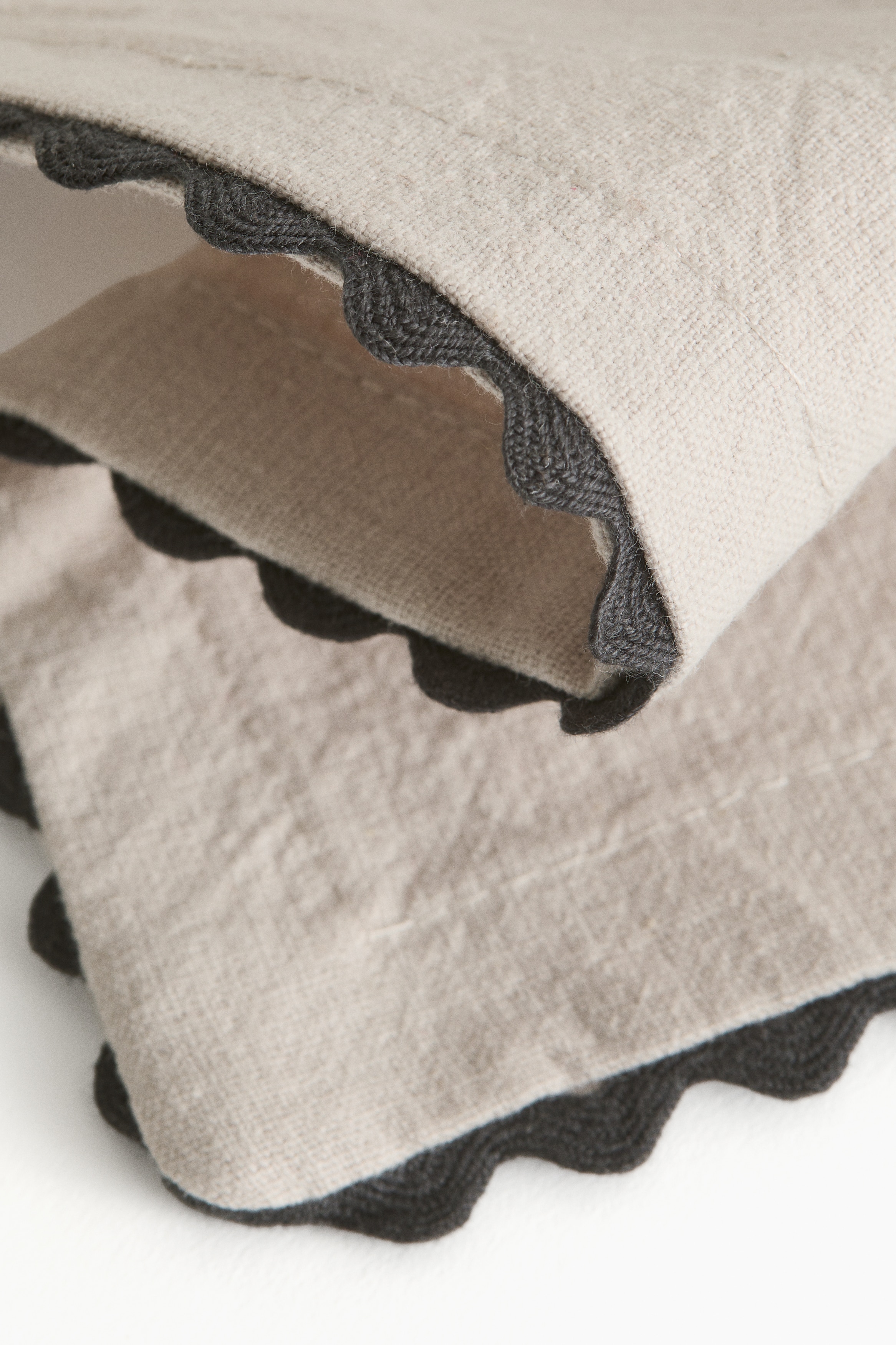 2-Pack Scalloped-Edge Placemats - Thumbnail 3