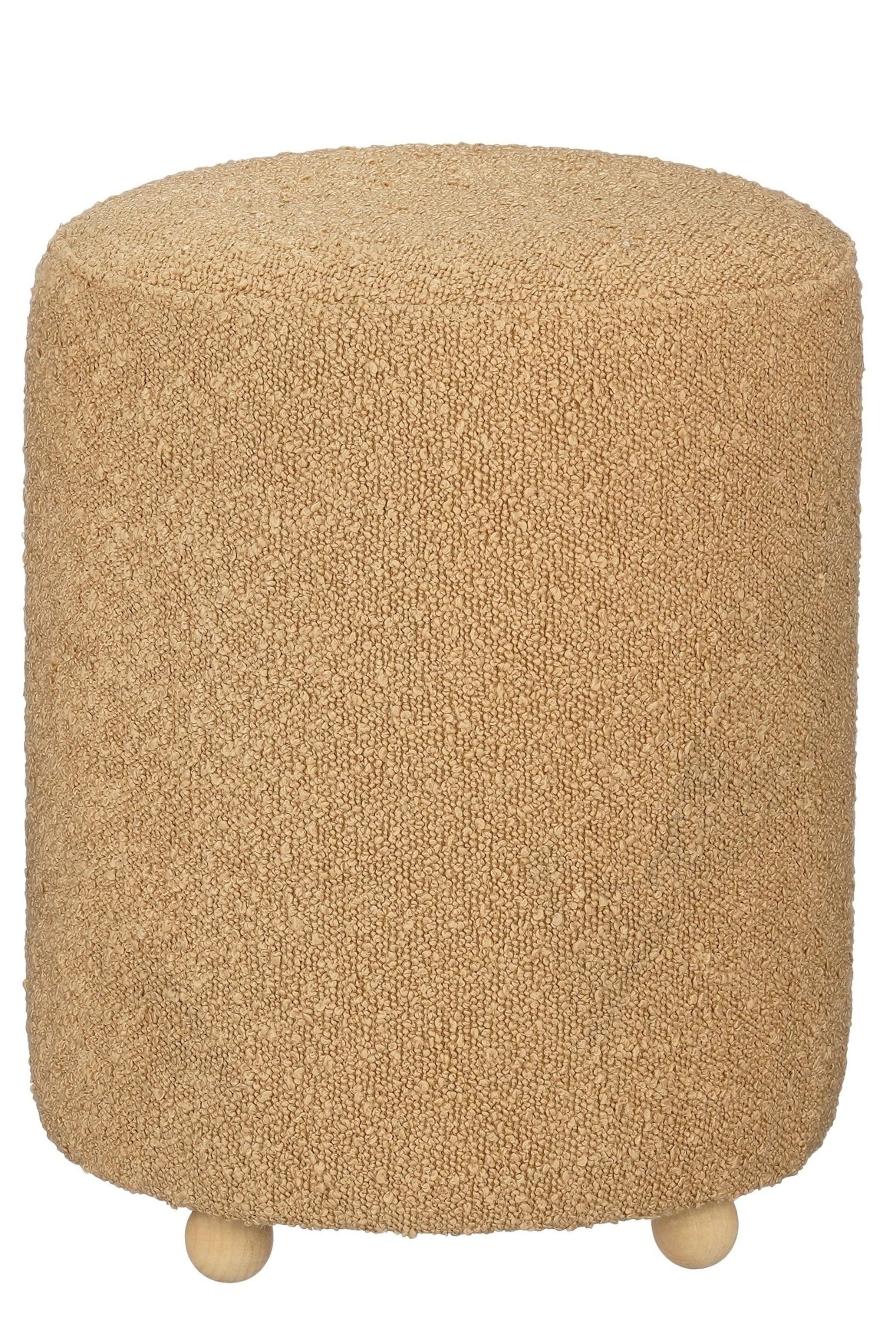 Agrandir l'image: Un pouf cylindrique est revêtu d’un tissu bouclé beige texturé et repose sur de petits pieds en forme de billes de bois arrondies. Le design met en valeur une structure simple et compacte avec un plateau circulaire plat.