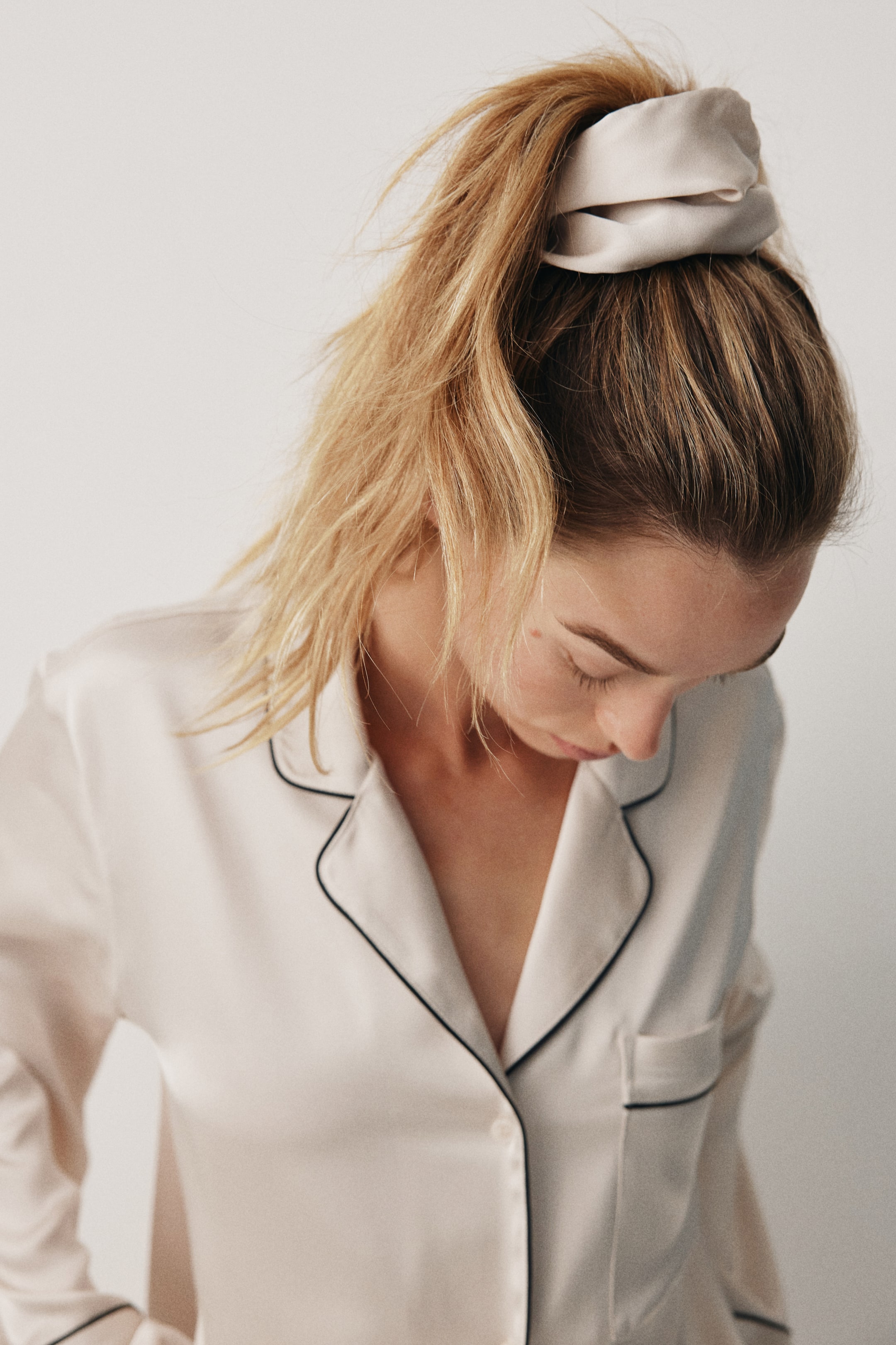 Ingrandisci l'immagine: Set da regalo con pigiama in satin - Beige chiaro - DONNA | H&M CH 4