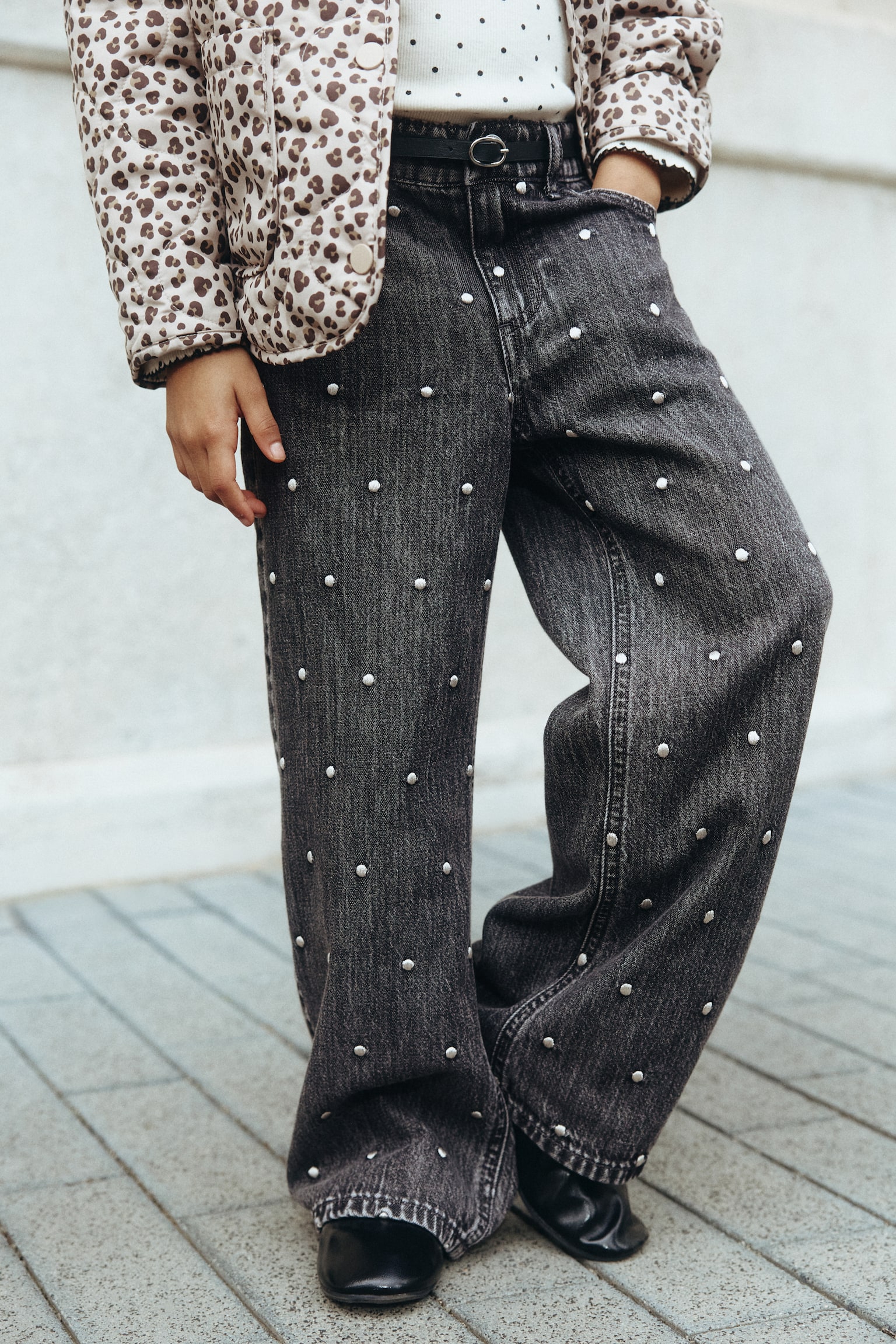 Детские джинсы H&M Wide-Leg Jeans with Motif Details, цвет: Джинсовый чёрный — фото 3