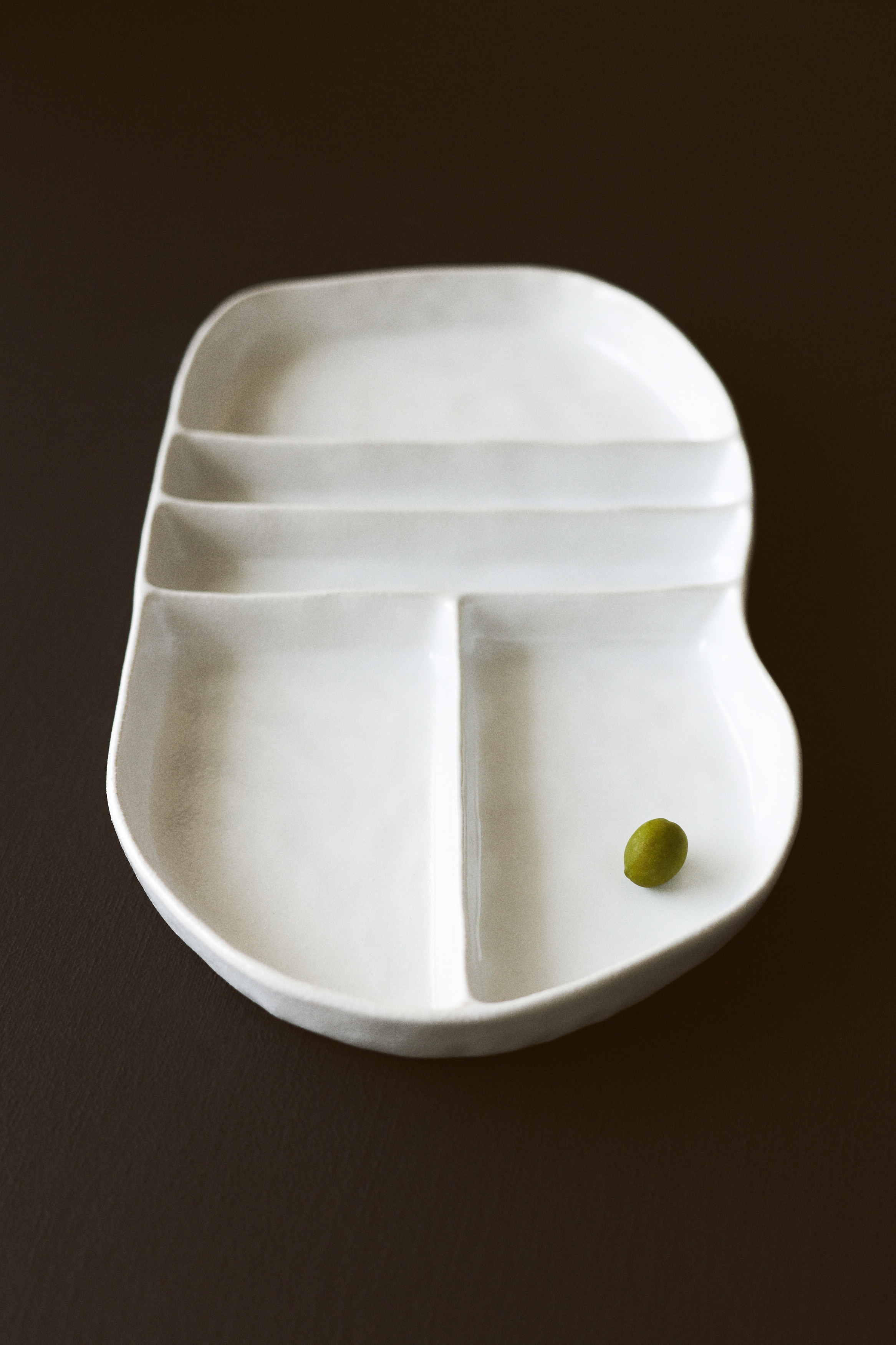 Large speckled serving plate - White